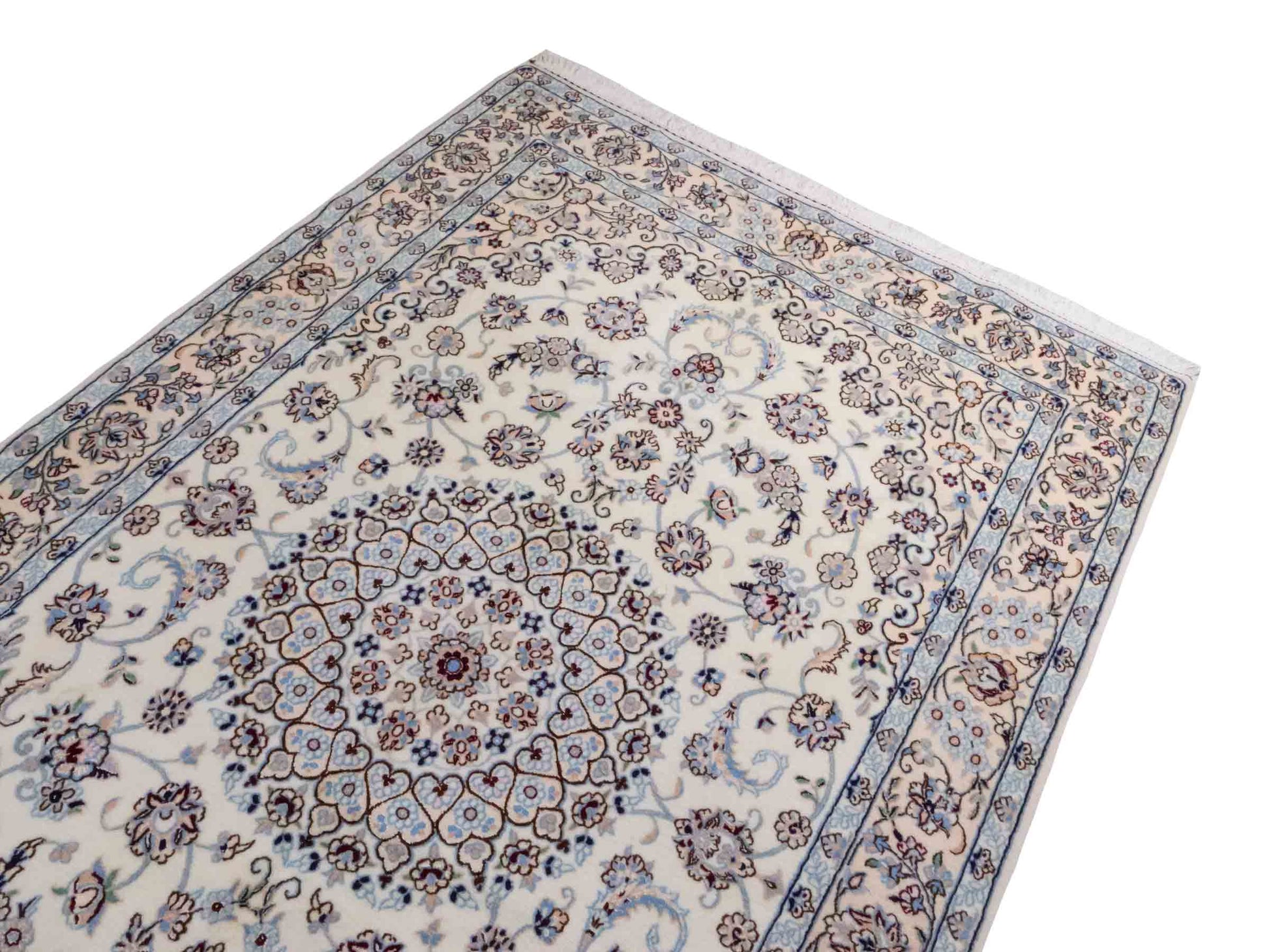 Handgeknüpfter Nain 9La Perserteppich von Khademi aus Wolle mit Seide, creme, weiß. Klassisches Medaillon-Design. Traditionell von Hand geknüpft in Iran / Persien. Größe: 258 cm x 164 cm. Teppichnummer: RB3-1092. Verkauf durch Jupiter Intl.