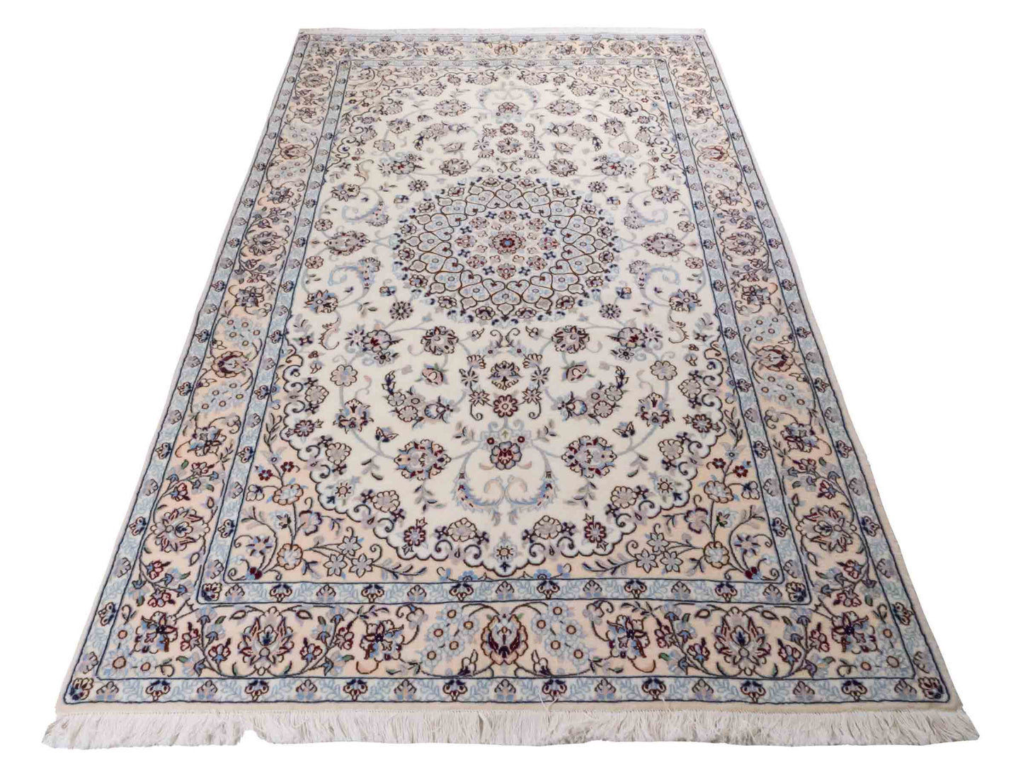 Handgeknüpfter Nain 9La Perserteppich von Khademi aus Wolle mit Seide, creme, weiß. Klassisches Medaillon-Design. Traditionell von Hand geknüpft in Iran / Persien. Größe: 258 cm x 164 cm. Teppichnummer: RB3-1092. Verkauf durch Jupiter Intl.