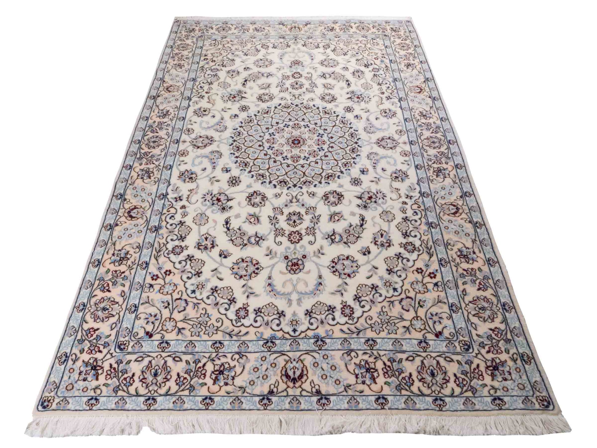 Handgeknüpfter Nain 9La Perserteppich von Khademi aus Wolle mit Seide, creme, weiß. Klassisches Medaillon-Design. Traditionell von Hand geknüpft in Iran / Persien. Größe: 258 cm x 164 cm. Teppichnummer: RB3-1092. Verkauf durch Jupiter Intl.