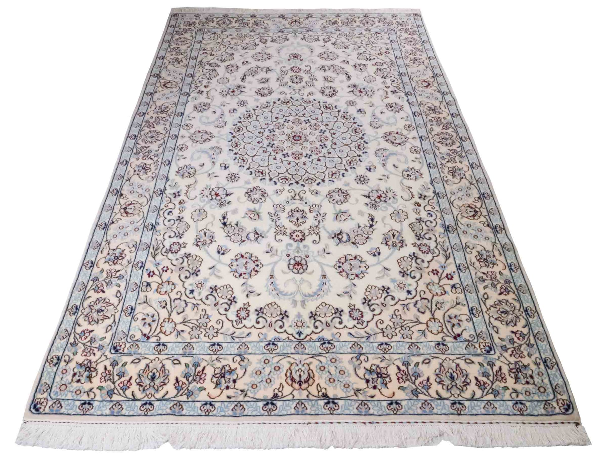 Handgeknüpfter Nain 9La Perserteppich von Khademi aus Wolle mit Seide, creme, weiß. Klassisches Medaillon-Design. Traditionell von Hand geknüpft in Iran / Persien. Größe: 258 cm x 164 cm. Teppichnummer: RB3-1092. Verkauf durch Jupiter Intl.