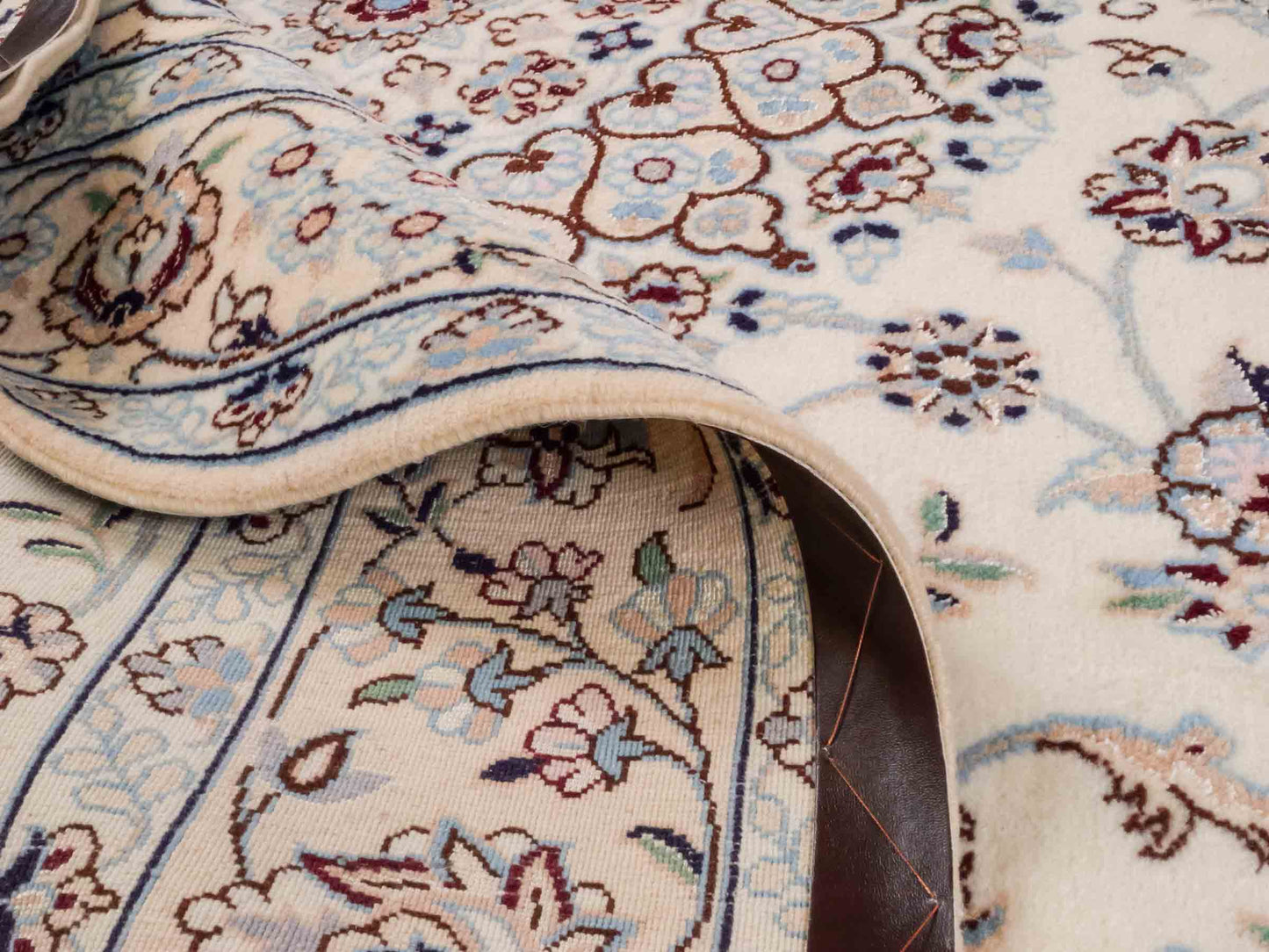 Handgeknüpfter Nain 9La Perserteppich von Khademi aus Wolle mit Seide, creme, weiß. Klassisches Medaillon-Design. Traditionell von Hand geknüpft in Iran / Persien. Größe: 258 cm x 164 cm. Teppichnummer: RB3-1092. Verkauf durch Jupiter Intl.