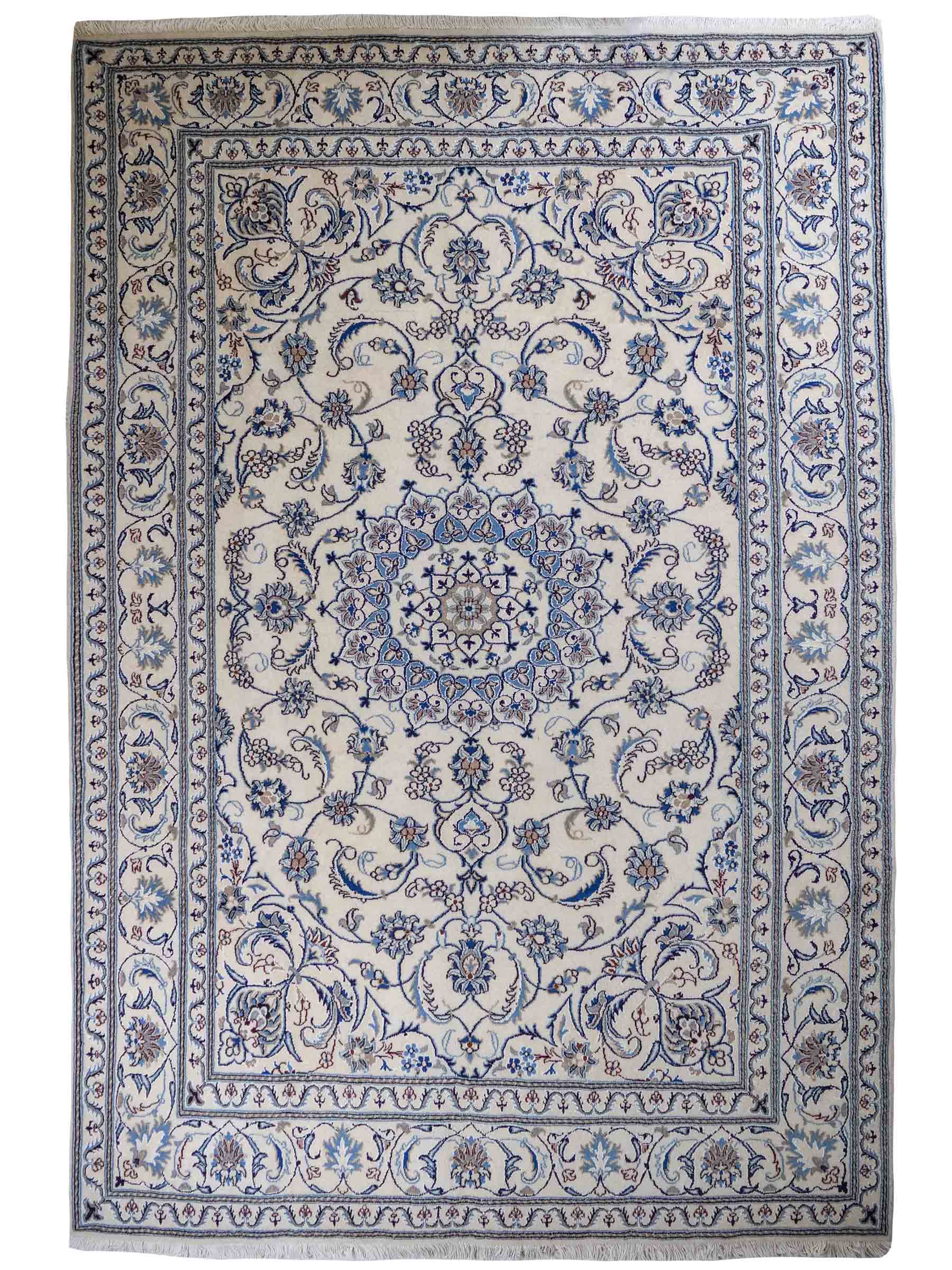 Handgeknüpfter Nain 9La Perserteppich von Khademi aus Wolle mit Seide, weiß, blau. Klassisches Medaillon-Design. Traditionell von Hand geknüpft in Iran / Persien. Größe: 294 cm x 199 cm. Teppichnummer: RB3-1088. Verkauf durch Jupiter Intl.