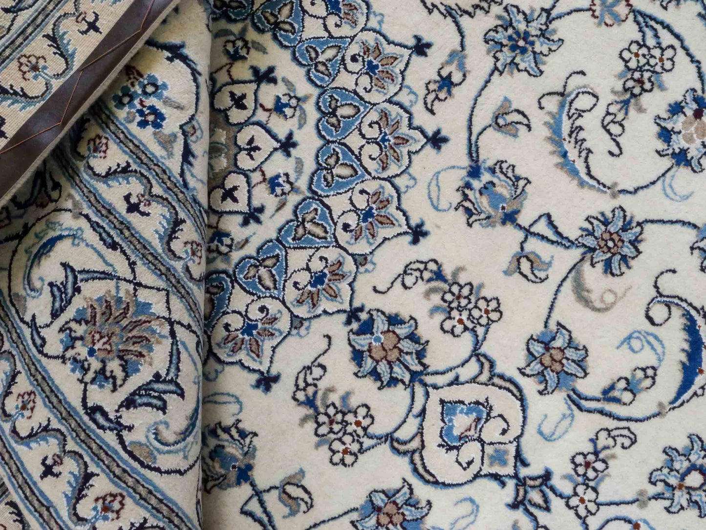 Handgeknüpfter Nain 9La Perserteppich von Khademi aus Wolle mit Seide, weiß, blau. Klassisches Medaillon-Design. Traditionell von Hand geknüpft in Iran / Persien. Größe: 294 cm x 199 cm. Teppichnummer: RB3-1088. Verkauf durch Jupiter Intl.