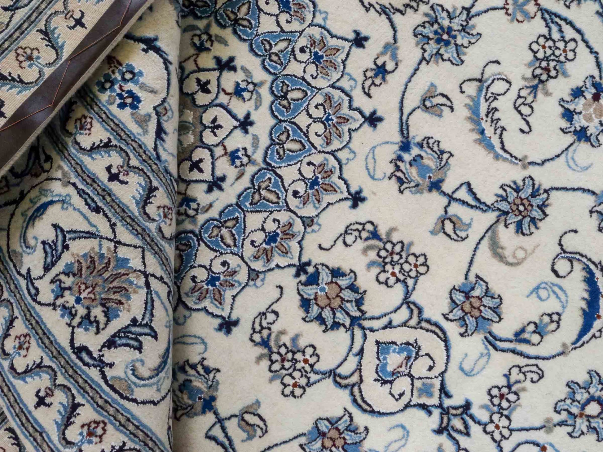 Handgeknüpfter Nain 9La Perserteppich von Khademi aus Wolle mit Seide, weiß, blau. Klassisches Medaillon-Design. Traditionell von Hand geknüpft in Iran / Persien. Größe: 294 cm x 199 cm. Teppichnummer: RB3-1088. Verkauf durch Jupiter Intl.
