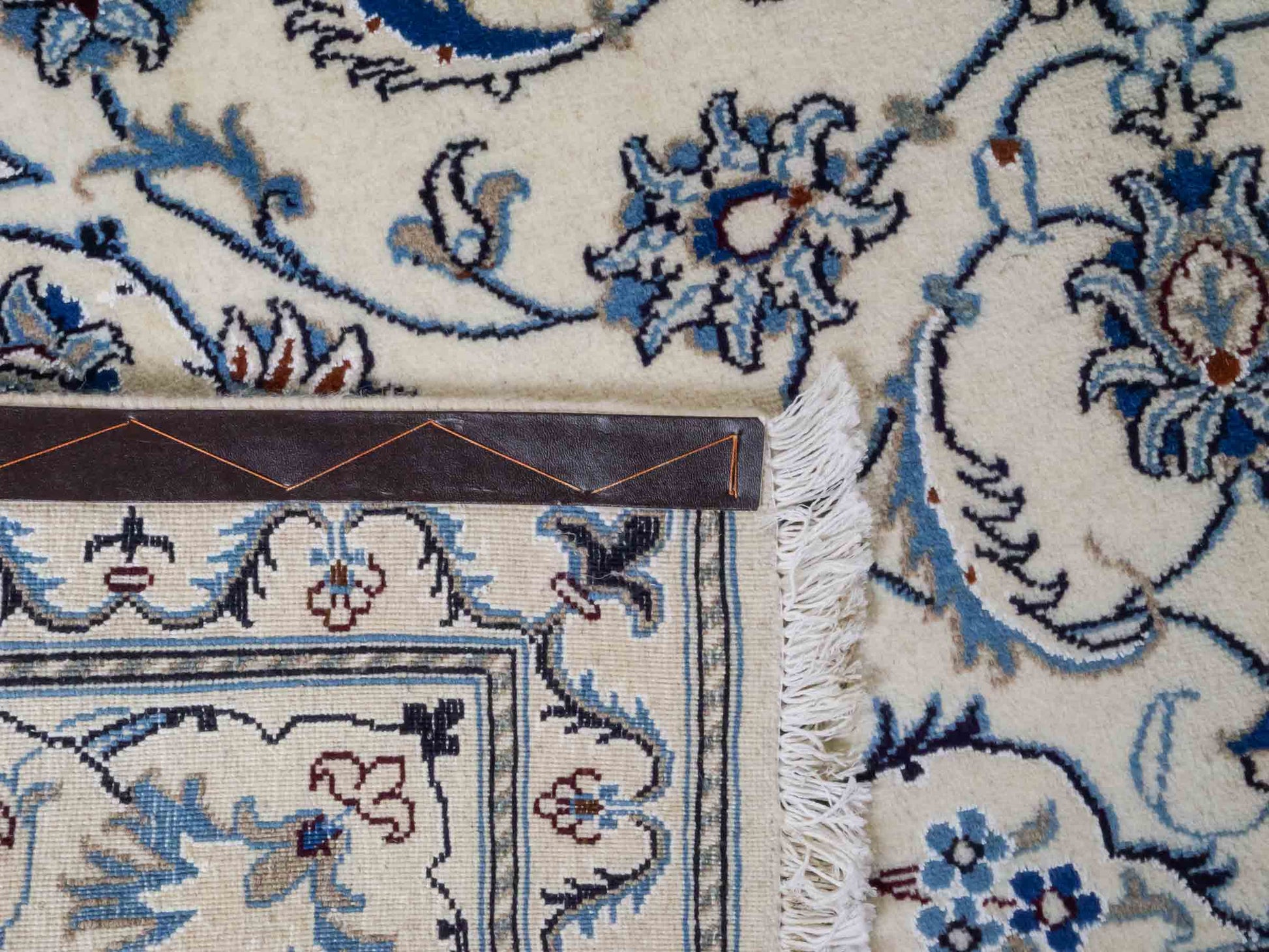 Handgeknüpfter Nain 9La Perserteppich von Khademi aus Wolle mit Seide, weiß, blau. Klassisches Medaillon-Design. Traditionell von Hand geknüpft in Iran / Persien. Größe: 294 cm x 199 cm. Teppichnummer: RB3-1088. Verkauf durch Jupiter Intl.