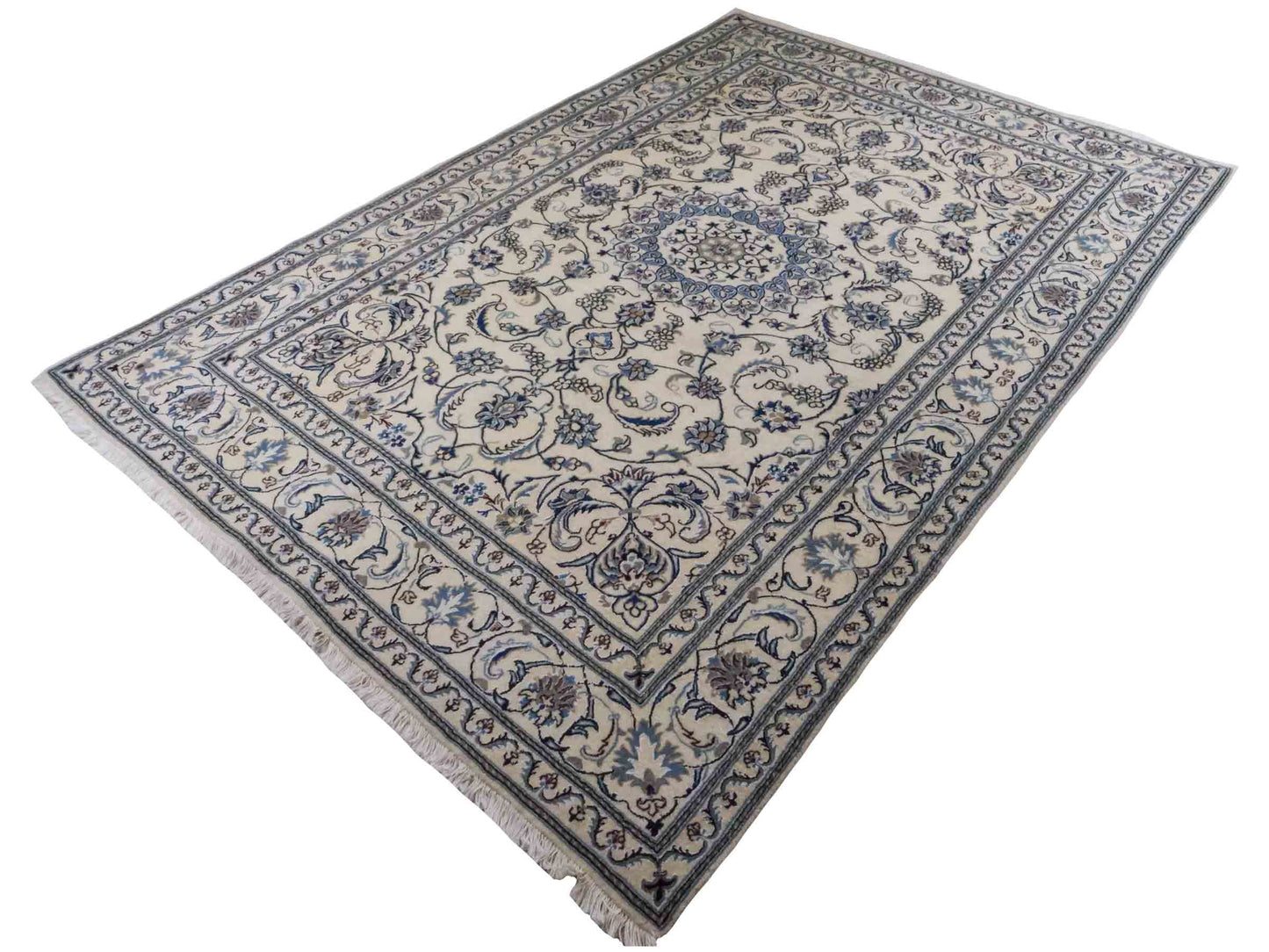 Handgeknüpfter Nain 9La Perserteppich von Khademi aus Wolle mit Seide, weiß, blau. Klassisches Medaillon-Design. Traditionell von Hand geknüpft in Iran / Persien. Größe: 294 cm x 199 cm. Teppichnummer: RB3-1088. Verkauf durch Jupiter Intl.