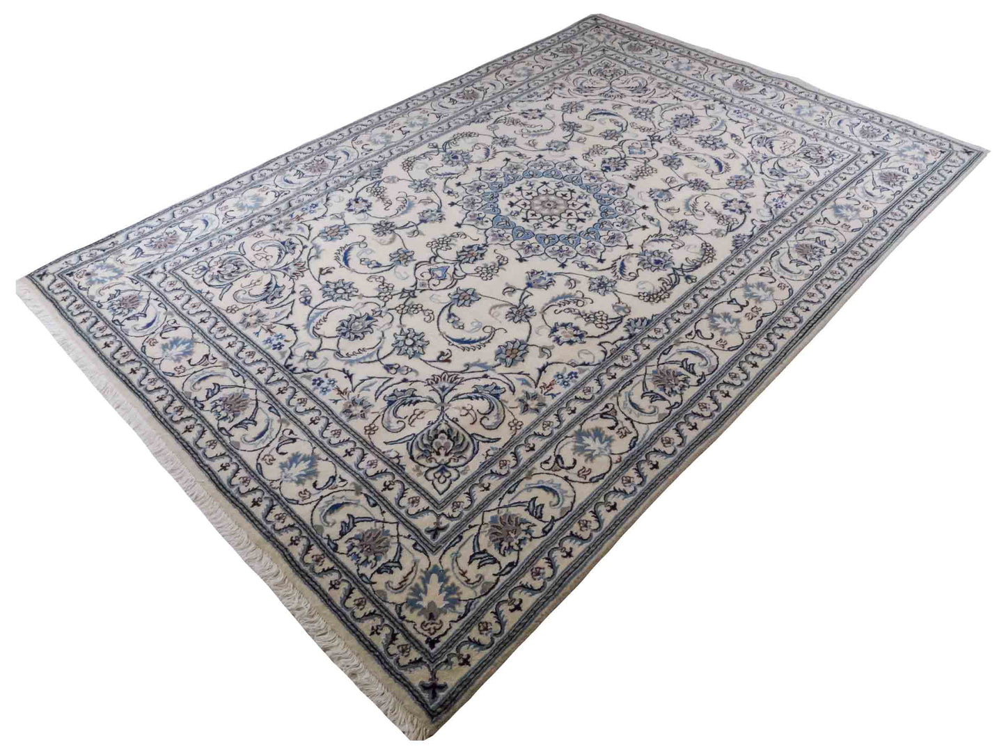 Handgeknüpfter Nain 9La Perserteppich von Khademi aus Wolle mit Seide, weiß, blau. Klassisches Medaillon-Design. Traditionell von Hand geknüpft in Iran / Persien. Größe: 294 cm x 199 cm. Teppichnummer: RB3-1088. Verkauf durch Jupiter Intl.