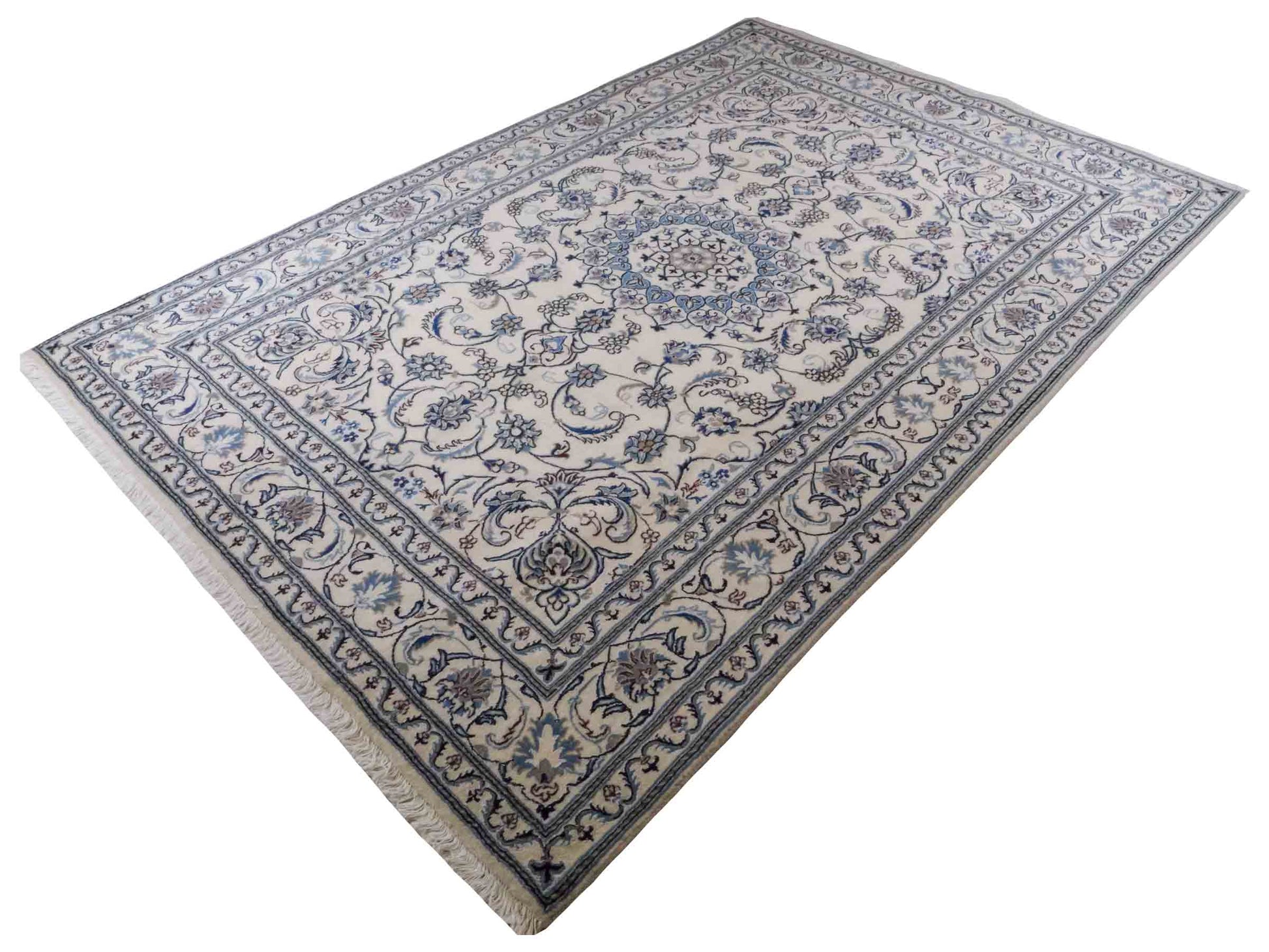 Handgeknüpfter Nain 9La Perserteppich von Khademi aus Wolle mit Seide, weiß, blau. Klassisches Medaillon-Design. Traditionell von Hand geknüpft in Iran / Persien. Größe: 294 cm x 199 cm. Teppichnummer: RB3-1088. Verkauf durch Jupiter Intl.