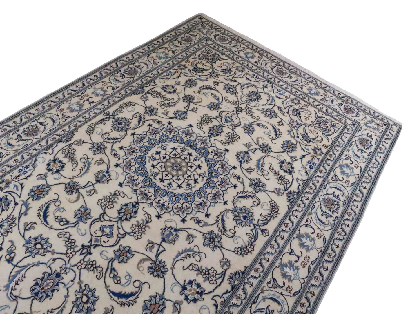 Handgeknüpfter Nain 9La Perserteppich von Khademi aus Wolle mit Seide, weiß, blau. Klassisches Medaillon-Design. Traditionell von Hand geknüpft in Iran / Persien. Größe: 294 cm x 199 cm. Teppichnummer: RB3-1088. Verkauf durch Jupiter Intl.
