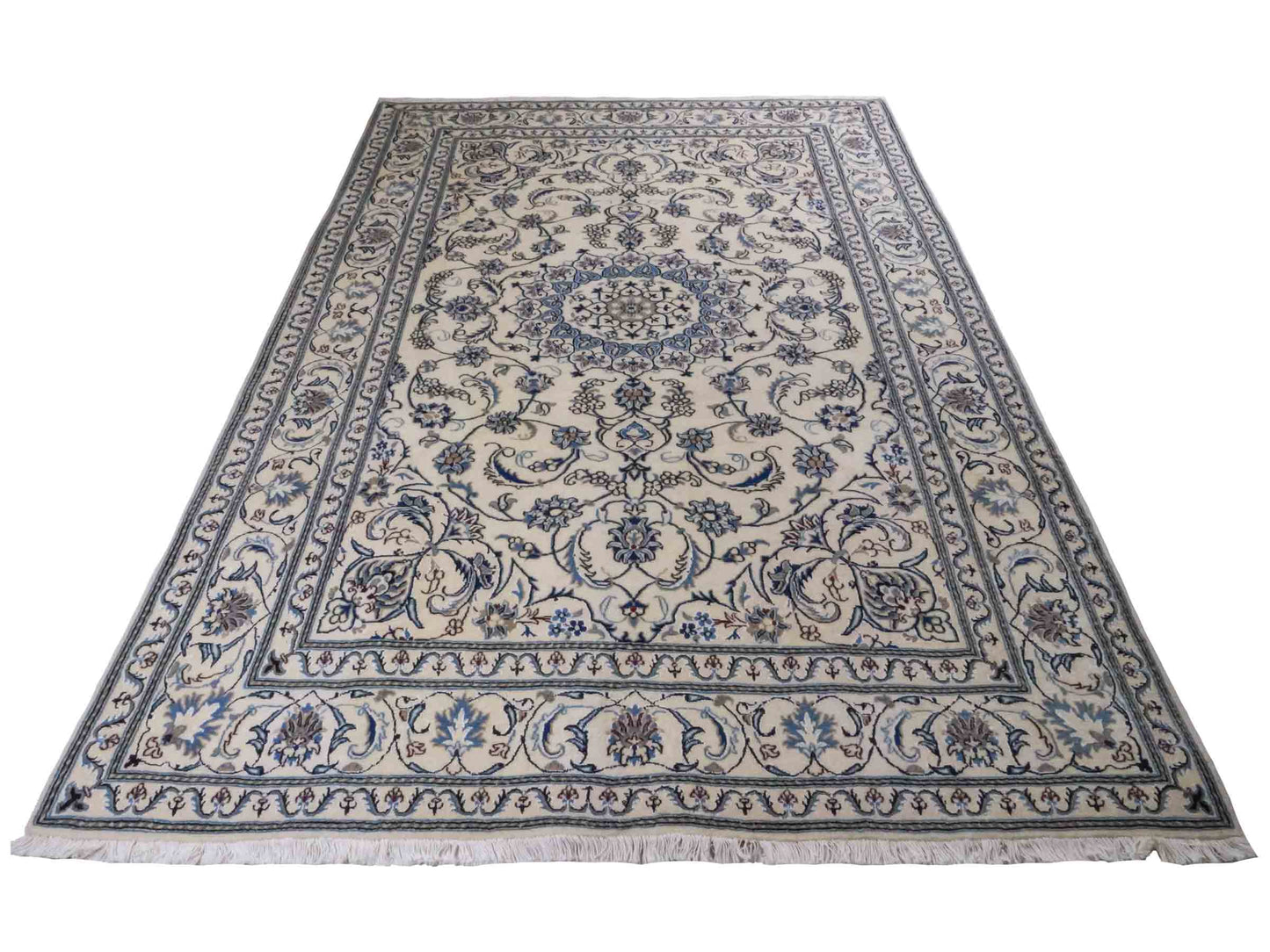 Handgeknüpfter Nain 9La Perserteppich von Khademi aus Wolle mit Seide, weiß, blau. Klassisches Medaillon-Design. Traditionell von Hand geknüpft in Iran / Persien. Größe: 294 cm x 199 cm. Teppichnummer: RB3-1088. Verkauf durch Jupiter Intl.