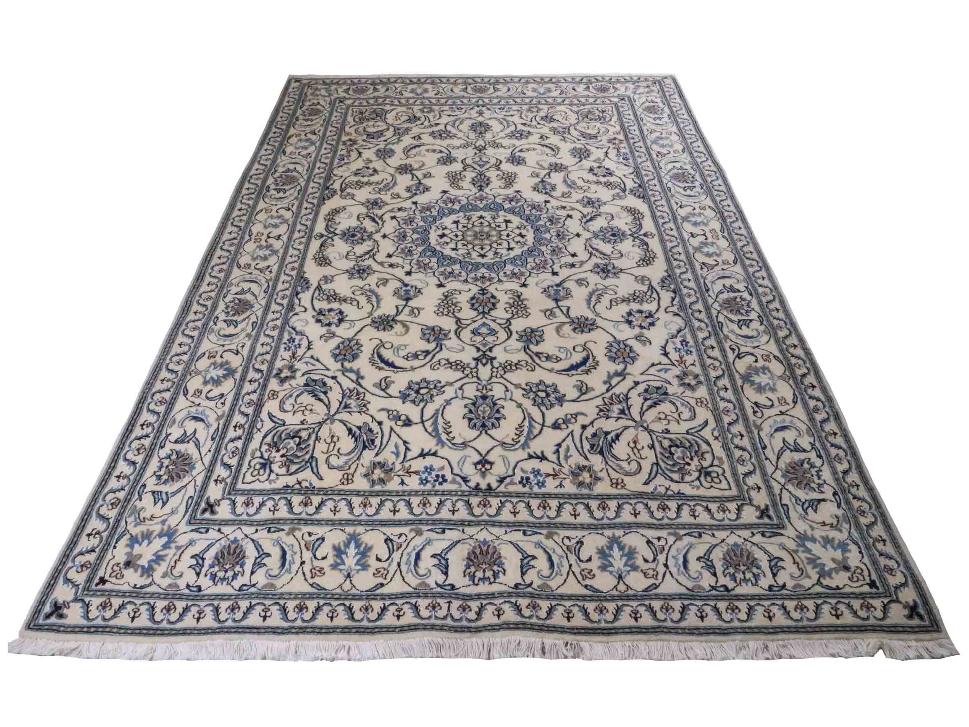 Handgeknüpfter Nain 9La Perserteppich von Khademi aus Wolle mit Seide, weiß, blau. Klassisches Medaillon-Design. Traditionell von Hand geknüpft in Iran / Persien. Größe: 294 cm x 199 cm. Teppichnummer: RB3-1088. Verkauf durch Jupiter Intl.