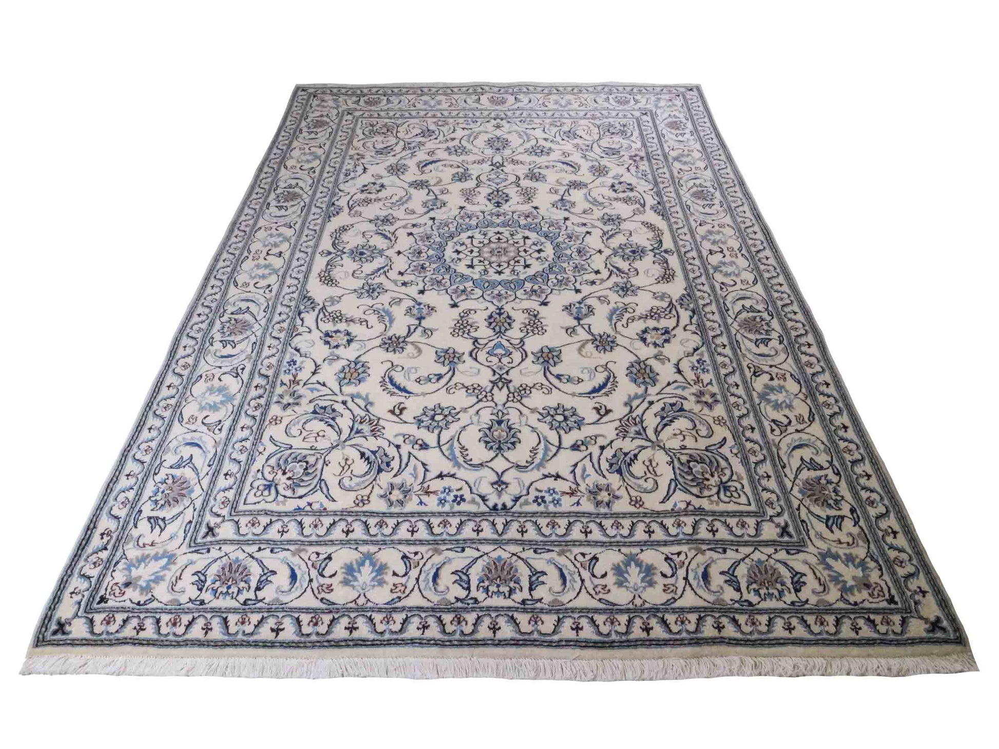 Handgeknüpfter Nain 9La Perserteppich von Khademi aus Wolle mit Seide, weiß, blau. Klassisches Medaillon-Design. Traditionell von Hand geknüpft in Iran / Persien. Größe: 294 cm x 199 cm. Teppichnummer: RB3-1088. Verkauf durch Jupiter Intl.