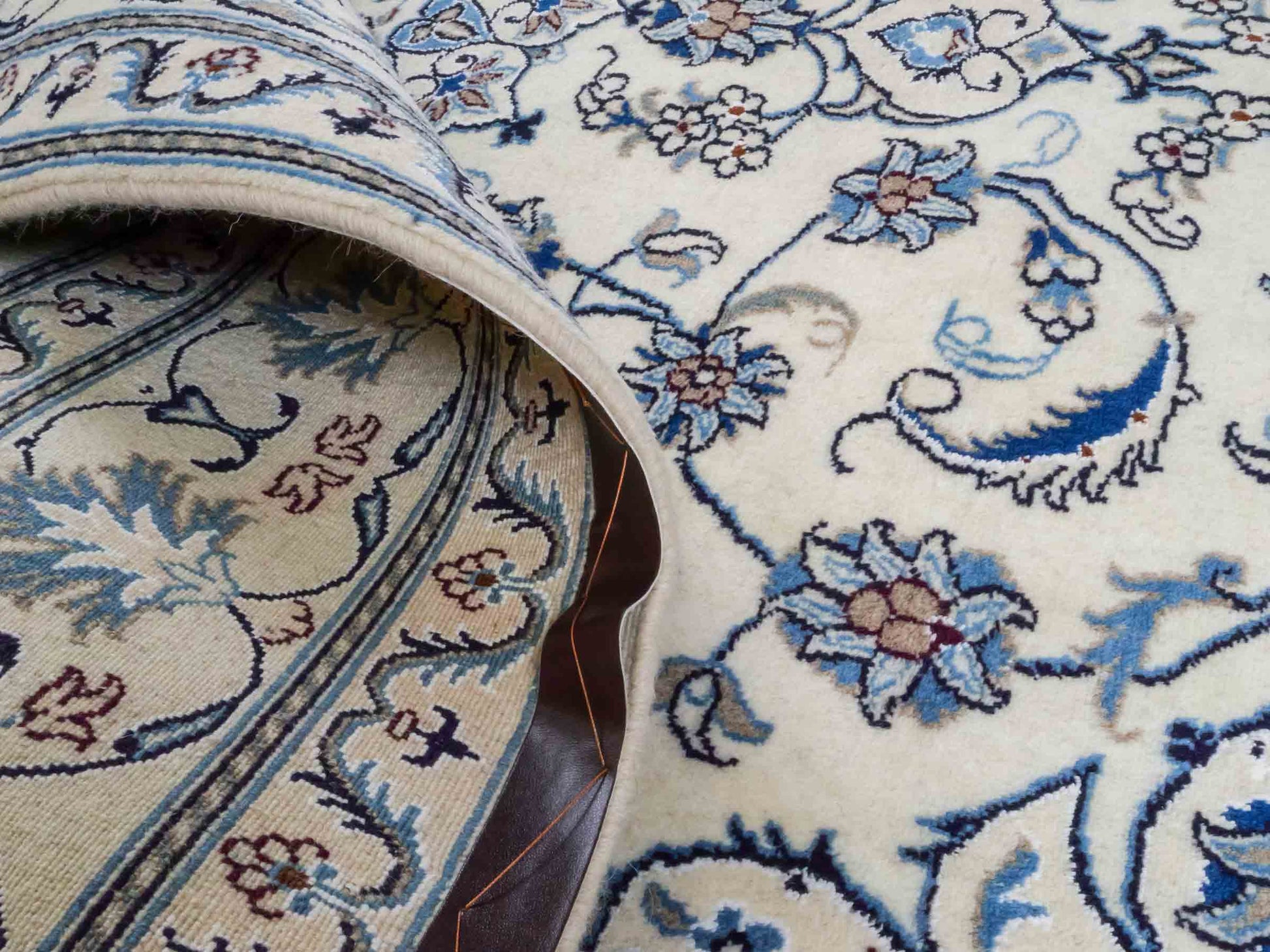 Handgeknüpfter Nain 9La Perserteppich von Khademi aus Wolle mit Seide, weiß, blau. Klassisches Medaillon-Design. Traditionell von Hand geknüpft in Iran / Persien. Größe: 294 cm x 199 cm. Teppichnummer: RB3-1088. Verkauf durch Jupiter Intl.