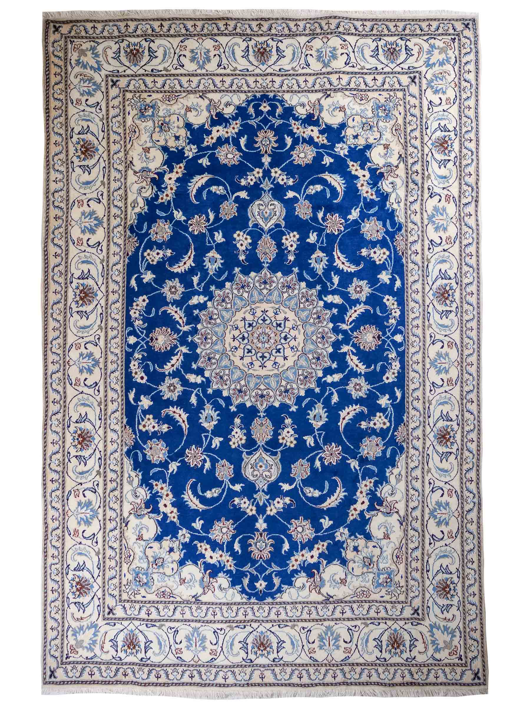 Handgeknüpfter Nain 9La Perserteppich von Khademi aus Wolle mit Seide, blau, weiß. Klassisches Medaillon-Design. Traditionell von Hand geknüpft in Iran / Persien. Größe: 308 cm x 194 cm. Teppichnummer: RB3-1083. Verkauf durch Jupiter Intl.