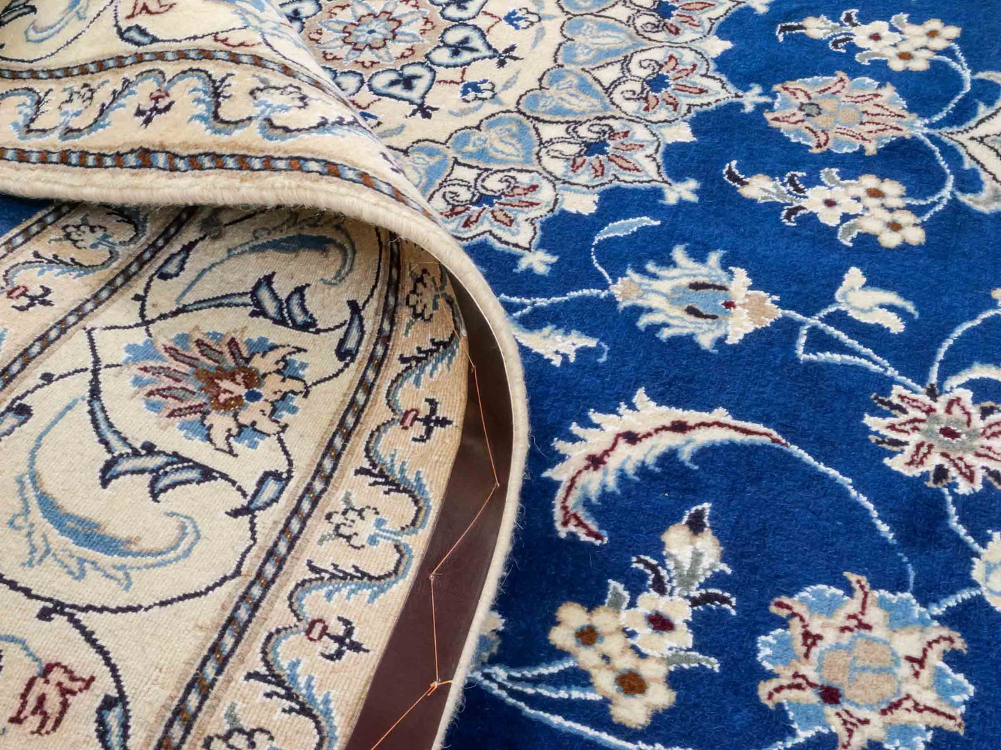 Handgeknüpfter Nain 9La Perserteppich von Khademi aus Wolle mit Seide, blau, weiß. Klassisches Medaillon-Design. Traditionell von Hand geknüpft in Iran / Persien. Größe: 308 cm x 194 cm. Teppichnummer: RB3-1083. Verkauf durch Jupiter Intl.
