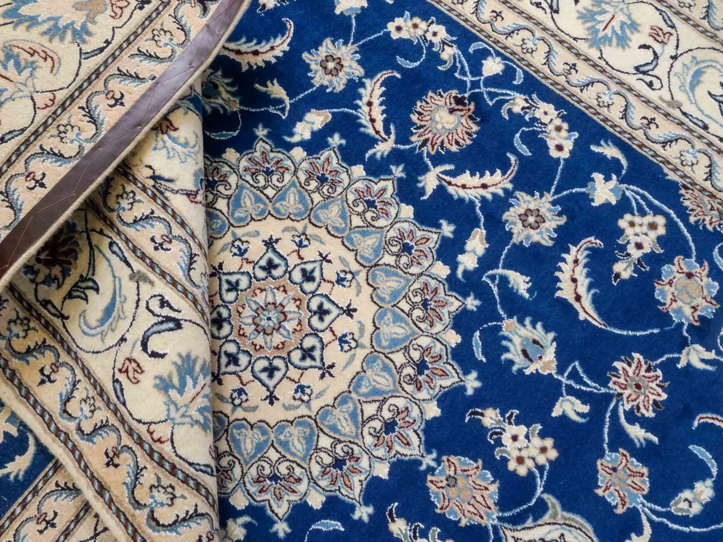 Handgeknüpfter Nain 9La Perserteppich von Khademi aus Wolle mit Seide, blau, weiß. Klassisches Medaillon-Design. Traditionell von Hand geknüpft in Iran / Persien. Größe: 308 cm x 194 cm. Teppichnummer: RB3-1083. Verkauf durch Jupiter Intl.