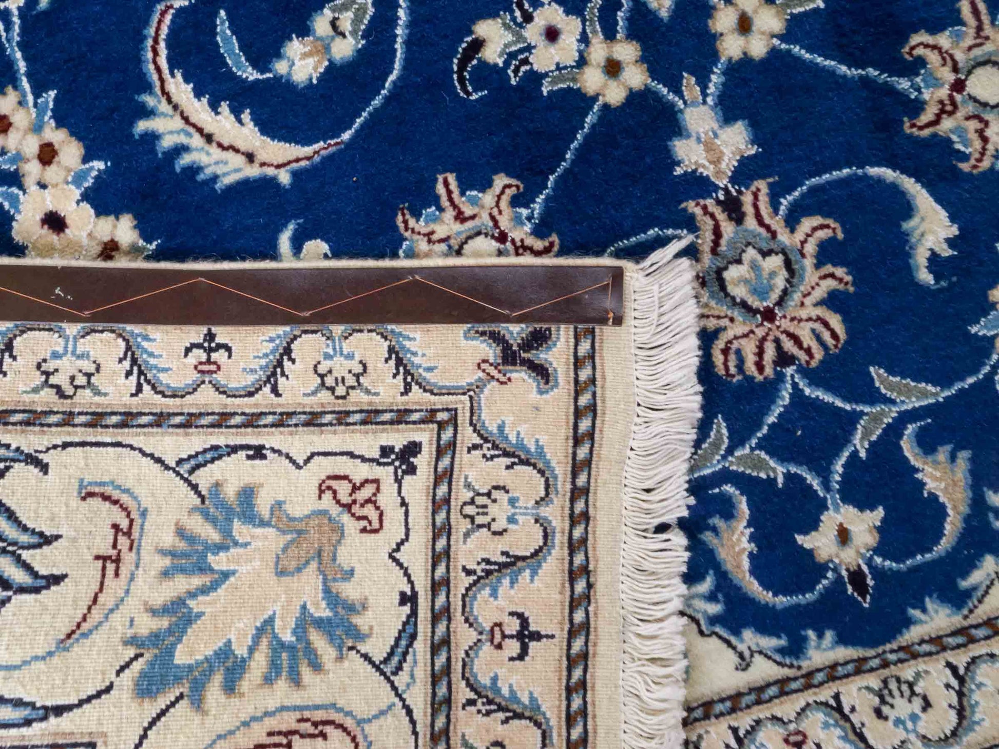 Handgeknüpfter Nain 9La Perserteppich von Khademi aus Wolle mit Seide, blau, weiß. Klassisches Medaillon-Design. Traditionell von Hand geknüpft in Iran / Persien. Größe: 308 cm x 194 cm. Teppichnummer: RB3-1083. Verkauf durch Jupiter Intl.