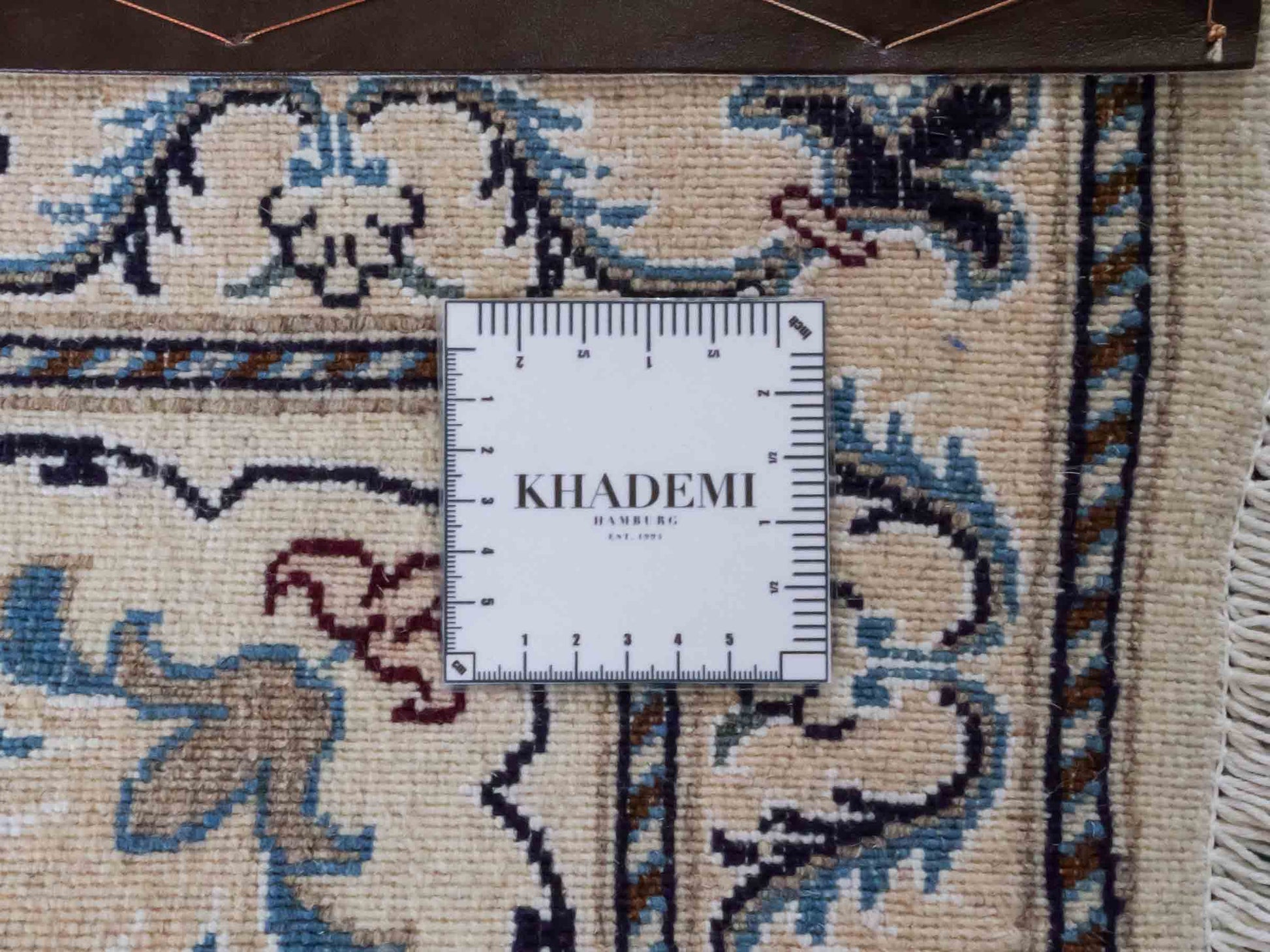 Handgeknüpfter Nain 9La Perserteppich von Khademi aus Wolle mit Seide, blau, weiß. Klassisches Medaillon-Design. Traditionell von Hand geknüpft in Iran / Persien. Größe: 308 cm x 194 cm. Teppichnummer: RB3-1083. Verkauf durch Jupiter Intl.
