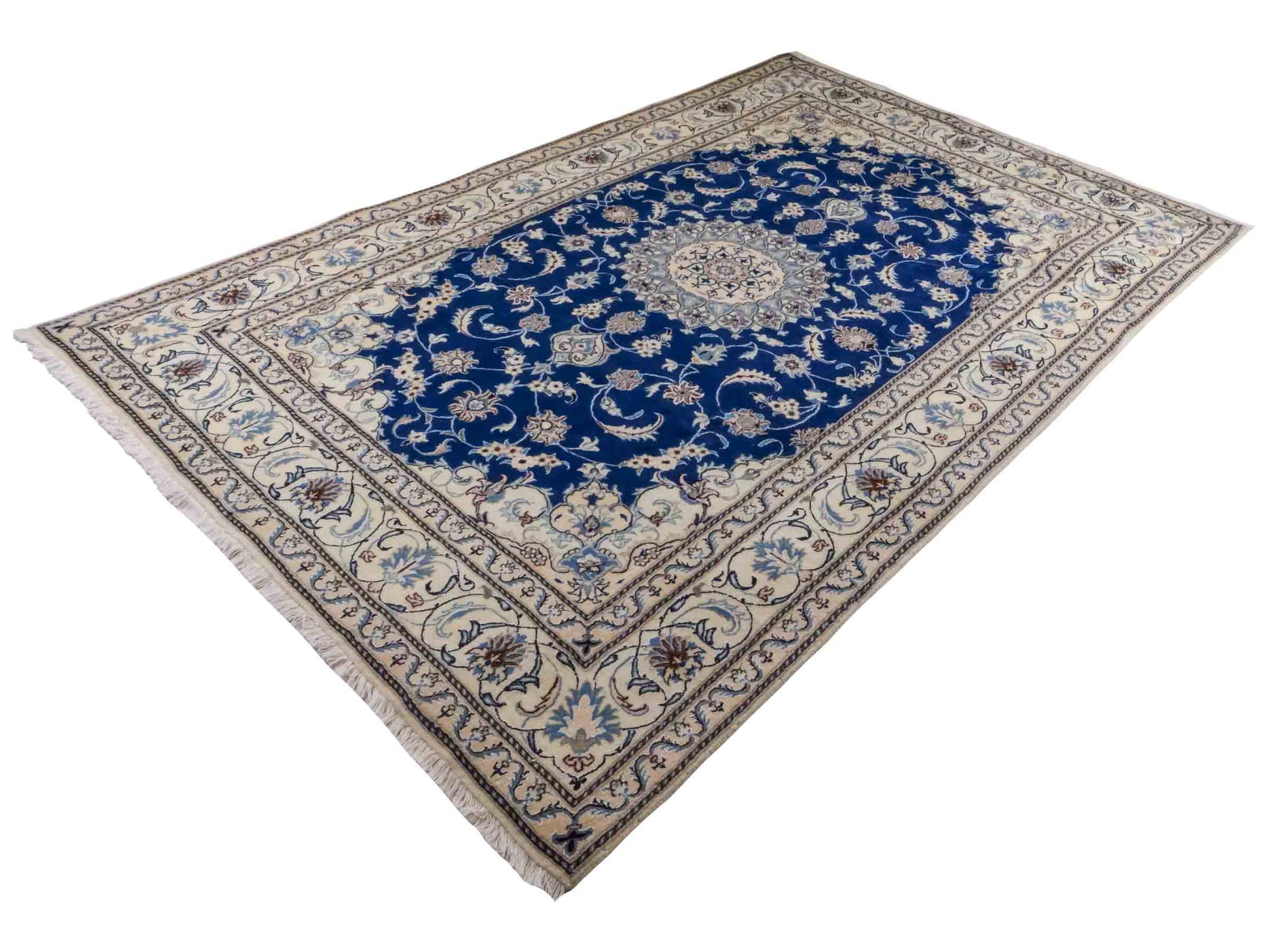 Handgeknüpfter Nain 9La Perserteppich von Khademi aus Wolle mit Seide, blau, weiß. Klassisches Medaillon-Design. Traditionell von Hand geknüpft in Iran / Persien. Größe: 308 cm x 194 cm. Teppichnummer: RB3-1083. Verkauf durch Jupiter Intl.