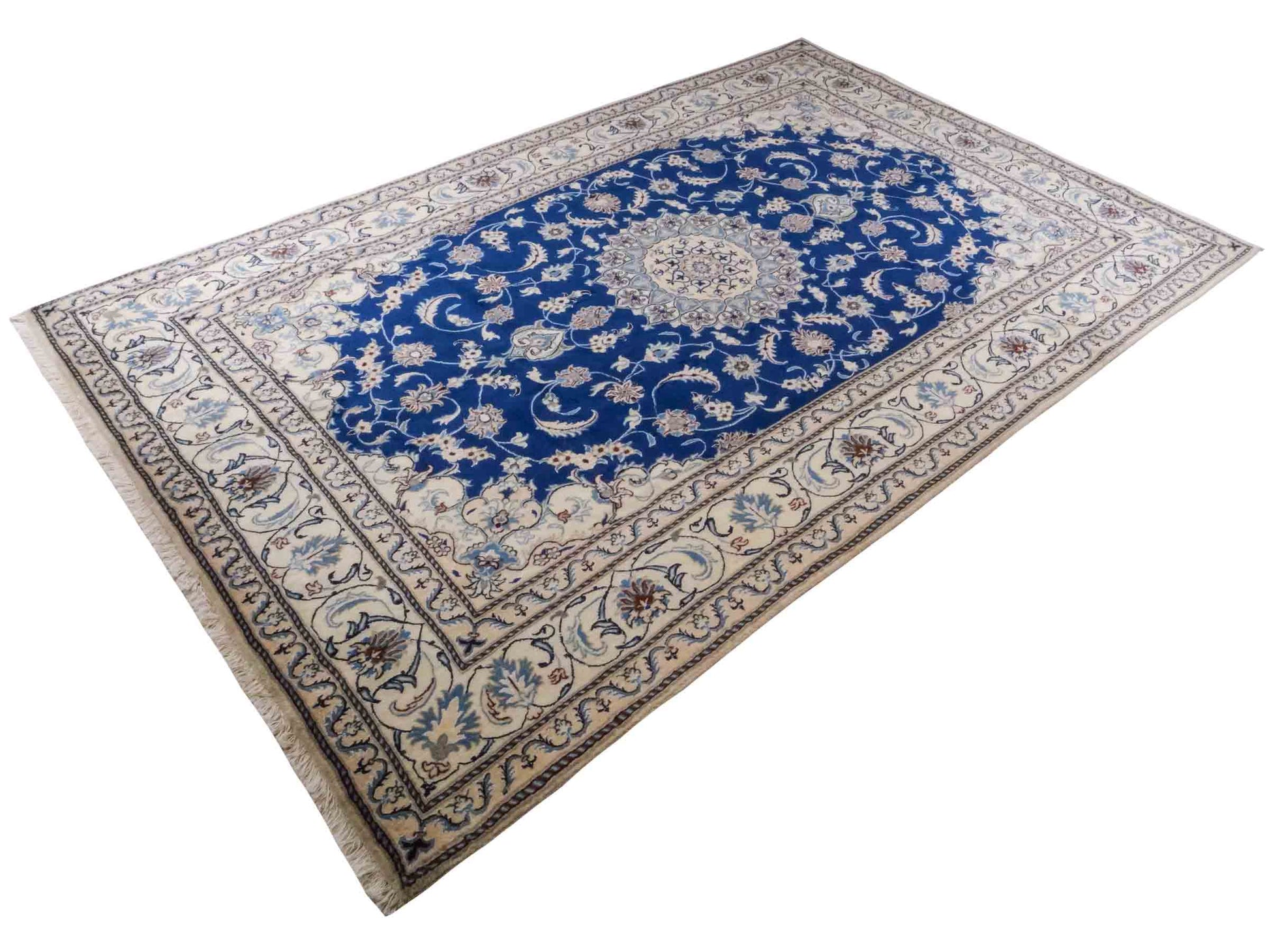 Handgeknüpfter Nain 9La Perserteppich von Khademi aus Wolle mit Seide, blau, weiß. Klassisches Medaillon-Design. Traditionell von Hand geknüpft in Iran / Persien. Größe: 308 cm x 194 cm. Teppichnummer: RB3-1083. Verkauf durch Jupiter Intl.