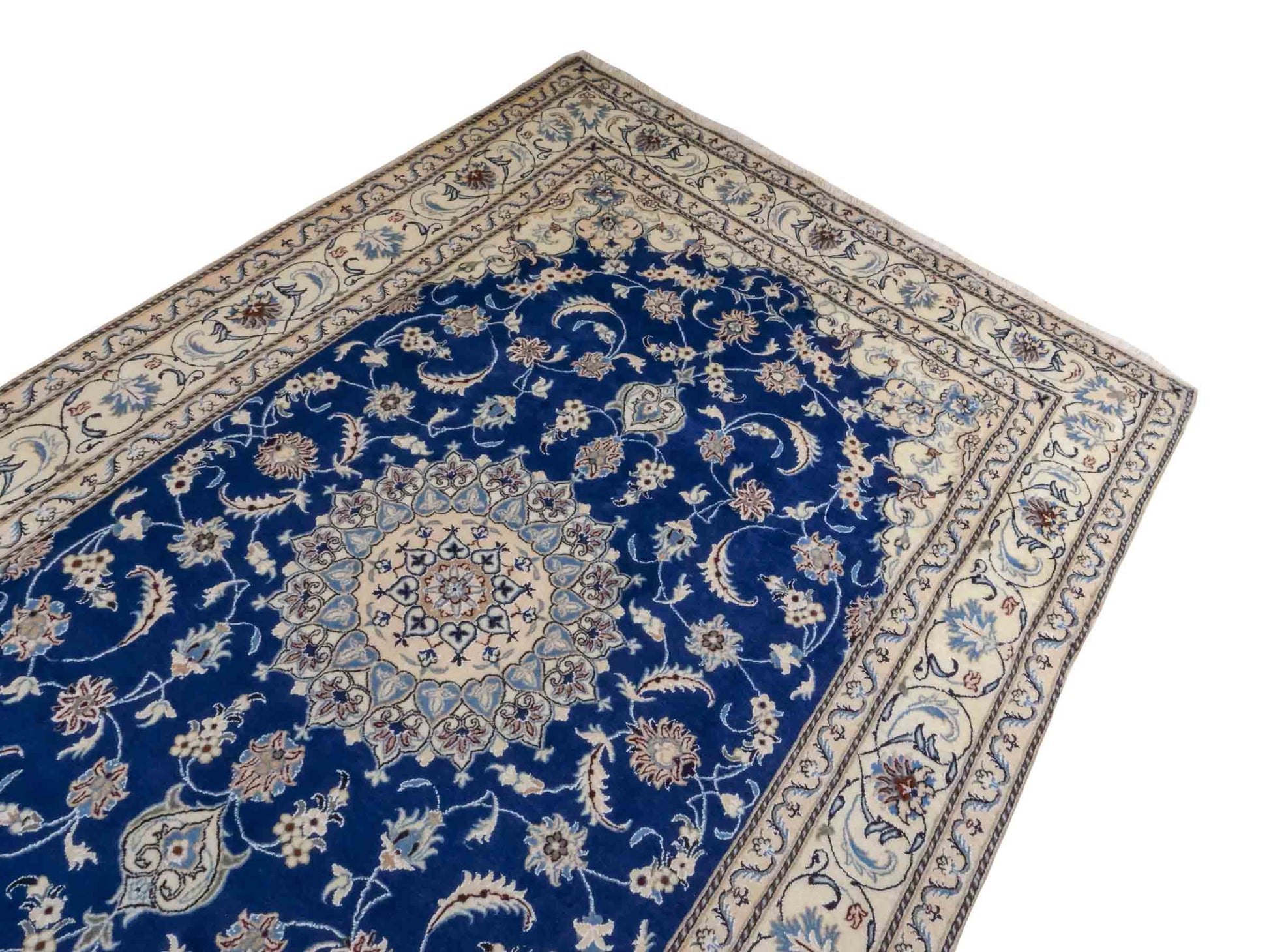 Handgeknüpfter Nain 9La Perserteppich von Khademi aus Wolle mit Seide, blau, weiß. Klassisches Medaillon-Design. Traditionell von Hand geknüpft in Iran / Persien. Größe: 308 cm x 194 cm. Teppichnummer: RB3-1083. Verkauf durch Jupiter Intl.