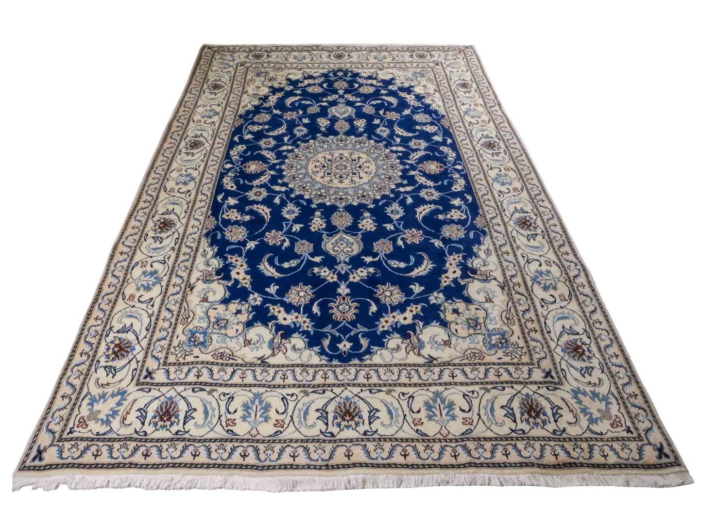 Handgeknüpfter Nain 9La Perserteppich von Khademi aus Wolle mit Seide, blau, weiß. Klassisches Medaillon-Design. Traditionell von Hand geknüpft in Iran / Persien. Größe: 308 cm x 194 cm. Teppichnummer: RB3-1083. Verkauf durch Jupiter Intl.