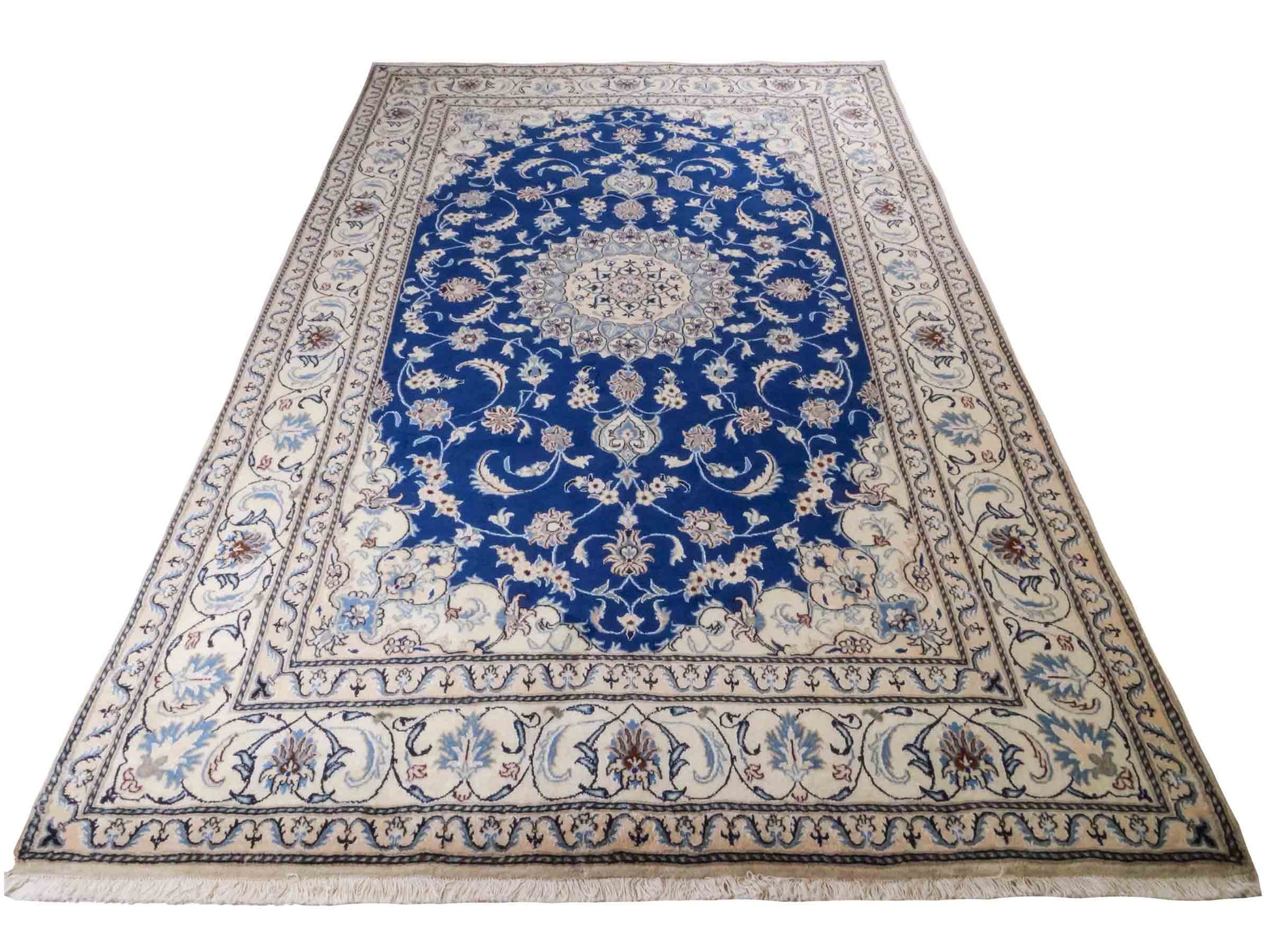 Handgeknüpfter Nain 9La Perserteppich von Khademi aus Wolle mit Seide, blau, weiß. Klassisches Medaillon-Design. Traditionell von Hand geknüpft in Iran / Persien. Größe: 308 cm x 194 cm. Teppichnummer: RB3-1083. Verkauf durch Jupiter Intl.