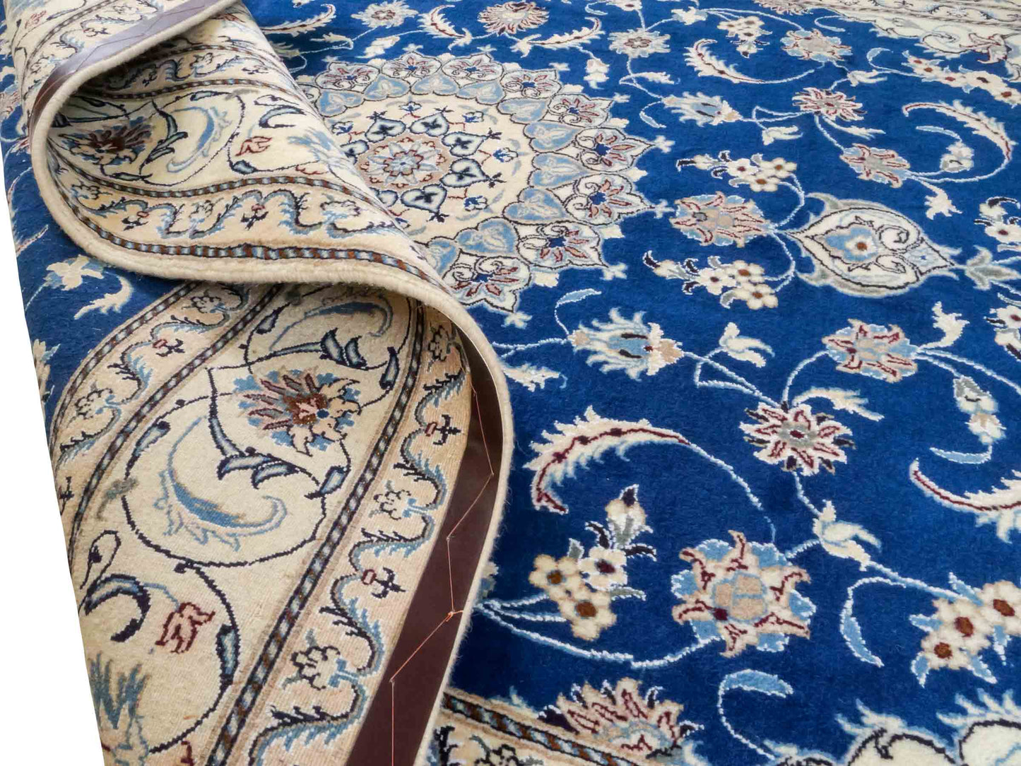 Handgeknüpfter Nain 9La Perserteppich von Khademi aus Wolle mit Seide, blau, weiß. Klassisches Medaillon-Design. Traditionell von Hand geknüpft in Iran / Persien. Größe: 308 cm x 194 cm. Teppichnummer: RB3-1083. Verkauf durch Jupiter Intl.