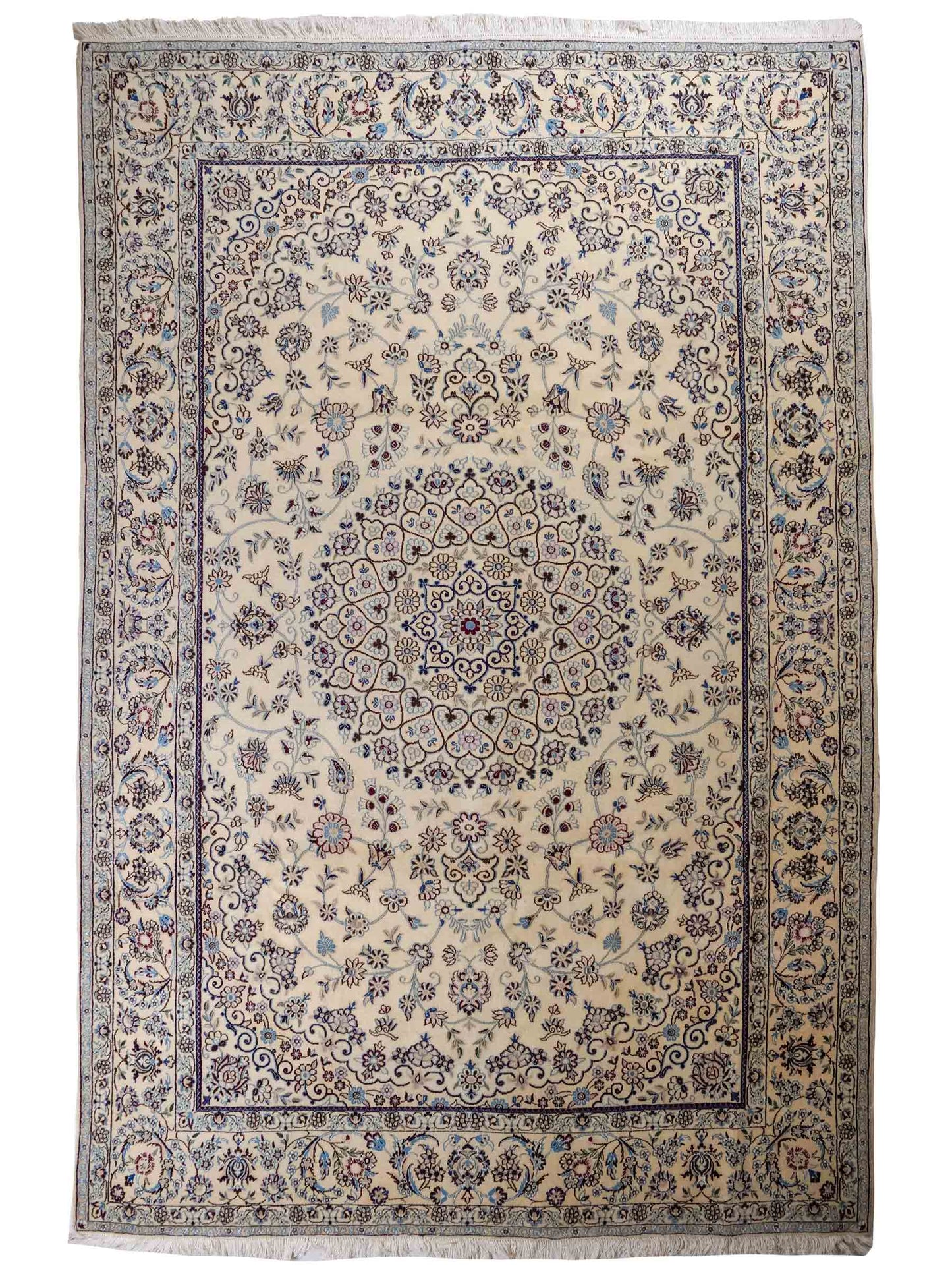 Handgeknüpfter Nain 9La Perserteppich von Khademi aus Wolle mit Seide, cremeweiß. Klassisches Medaillon-Design. Traditionell von Hand geknüpft in Iran / Persien. Größe: 308 cm x 200 cm. Teppichnummer: RB3-1082. Verkauf durch Jupiter Intl.