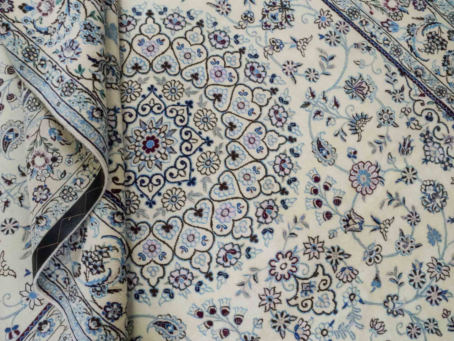 Handgeknüpfter Nain 9La Perserteppich von Khademi aus Wolle mit Seide, cremeweiß. Klassisches Medaillon-Design. Traditionell von Hand geknüpft in Iran / Persien. Größe: 308 cm x 200 cm. Teppichnummer: RB3-1082. Verkauf durch Jupiter Intl.