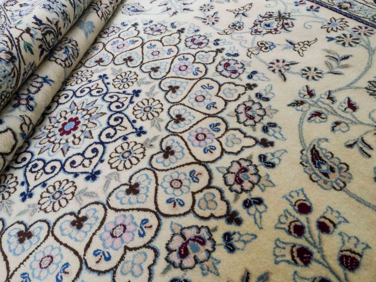 Handgeknüpfter Nain 9La Perserteppich von Khademi aus Wolle mit Seide, cremeweiß. Klassisches Medaillon-Design. Traditionell von Hand geknüpft in Iran / Persien. Größe: 308 cm x 200 cm. Teppichnummer: RB3-1082. Verkauf durch Jupiter Intl.