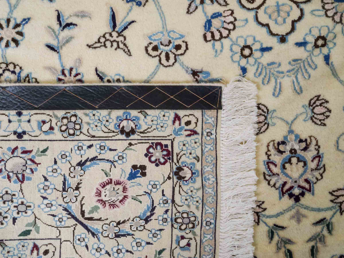 Handgeknüpfter Nain 9La Perserteppich von Khademi aus Wolle mit Seide, cremeweiß. Klassisches Medaillon-Design. Traditionell von Hand geknüpft in Iran / Persien. Größe: 308 cm x 200 cm. Teppichnummer: RB3-1082. Verkauf durch Jupiter Intl.