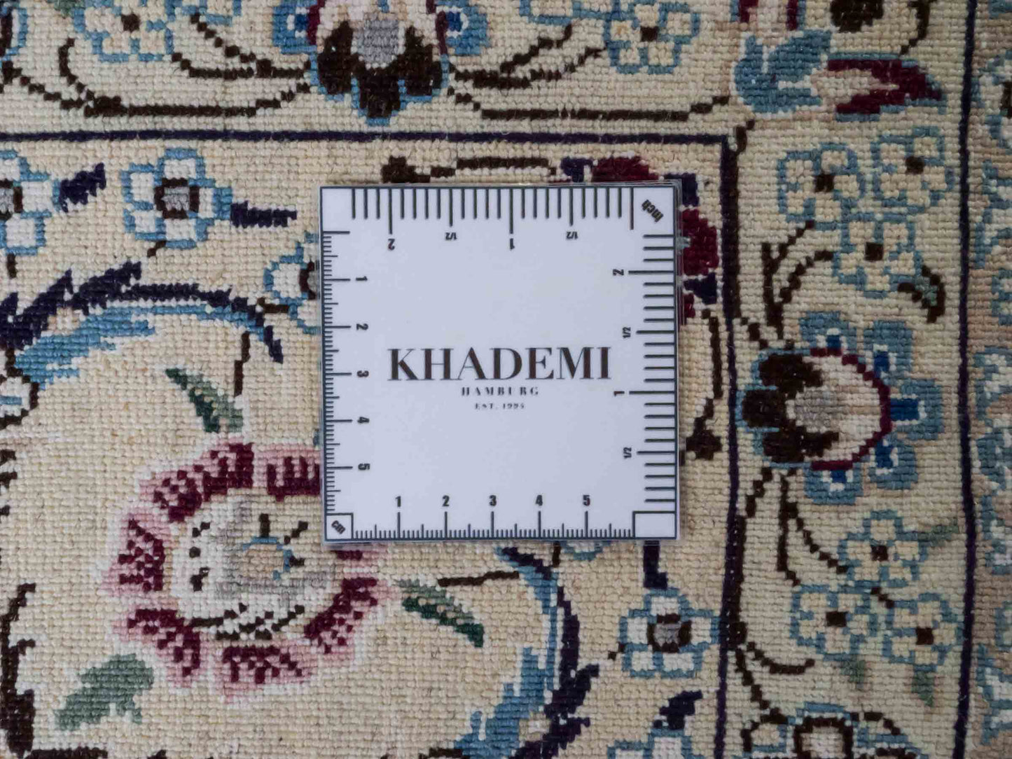 Handgeknüpfter Nain 9La Perserteppich von Khademi aus Wolle mit Seide, cremeweiß. Klassisches Medaillon-Design. Traditionell von Hand geknüpft in Iran / Persien. Größe: 308 cm x 200 cm. Teppichnummer: RB3-1082. Verkauf durch Jupiter Intl.