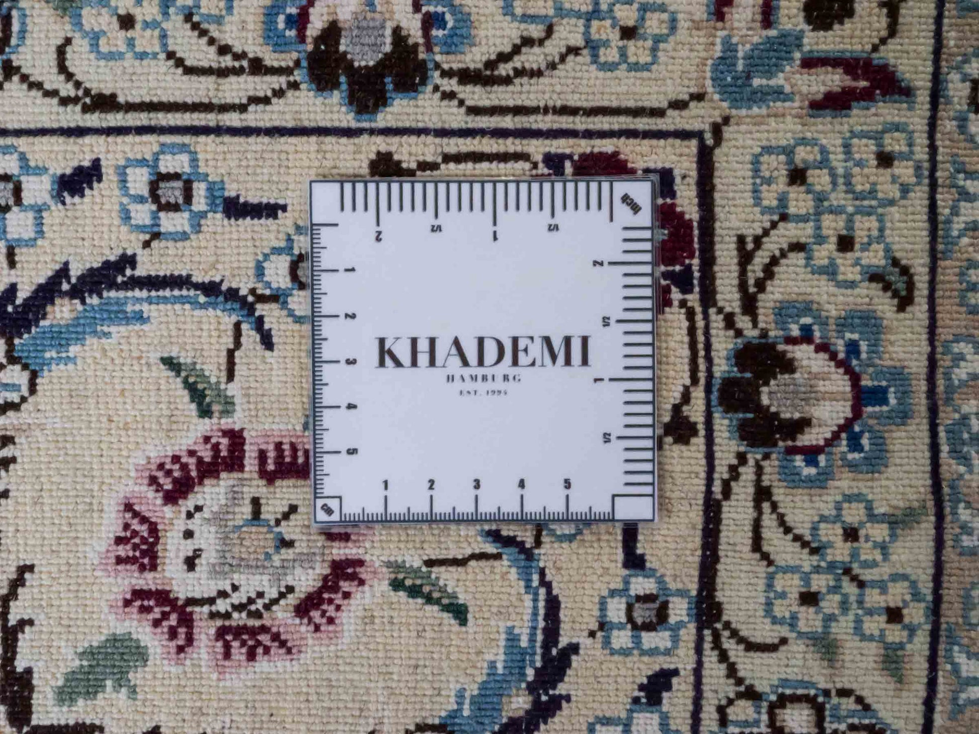 Handgeknüpfter Nain 9La Perserteppich von Khademi aus Wolle mit Seide, cremeweiß. Klassisches Medaillon-Design. Traditionell von Hand geknüpft in Iran / Persien. Größe: 308 cm x 200 cm. Teppichnummer: RB3-1082. Verkauf durch Jupiter Intl.