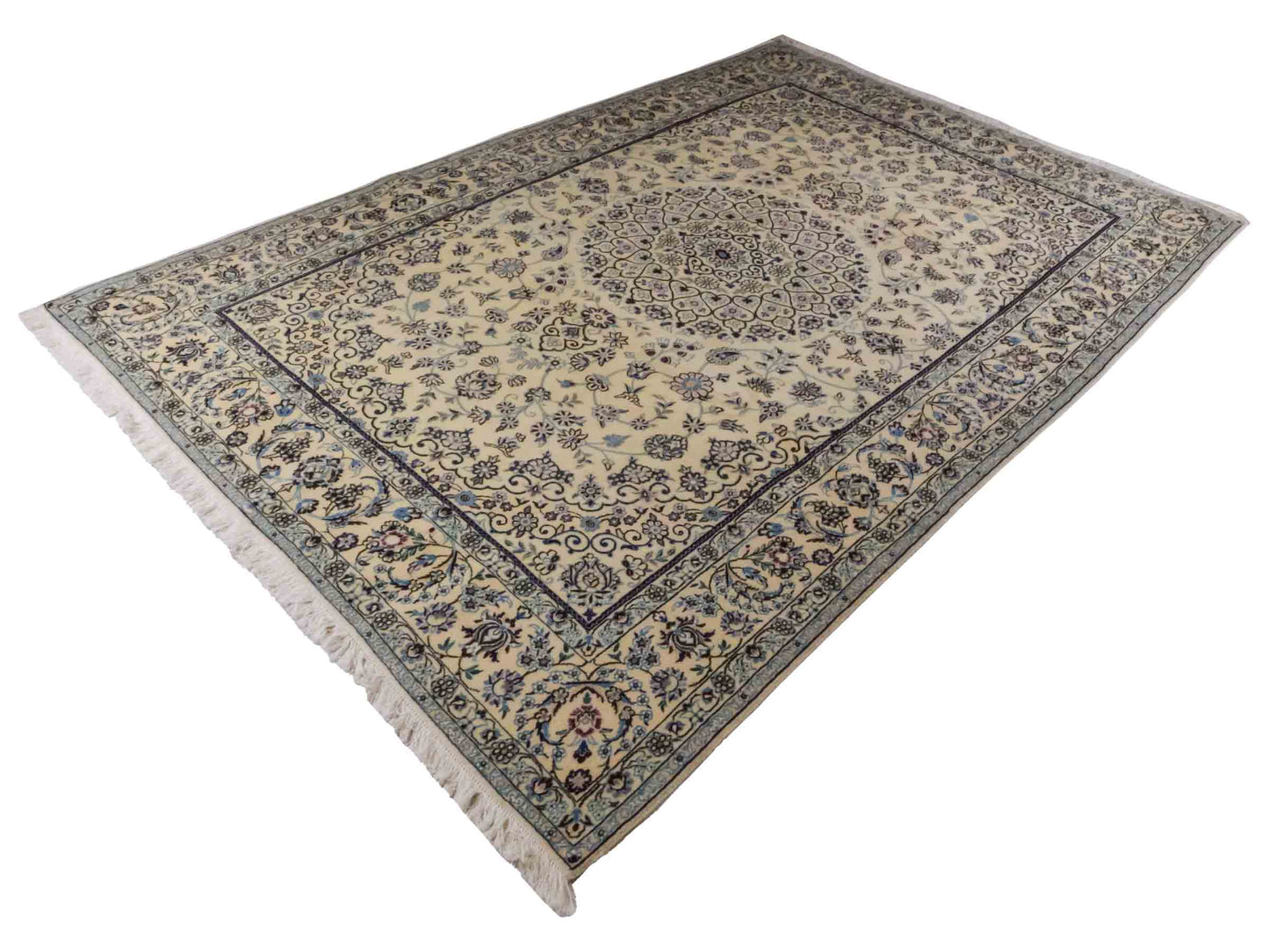 Handgeknüpfter Nain 9La Perserteppich von Khademi aus Wolle mit Seide, cremeweiß. Klassisches Medaillon-Design. Traditionell von Hand geknüpft in Iran / Persien. Größe: 308 cm x 200 cm. Teppichnummer: RB3-1082. Verkauf durch Jupiter Intl.