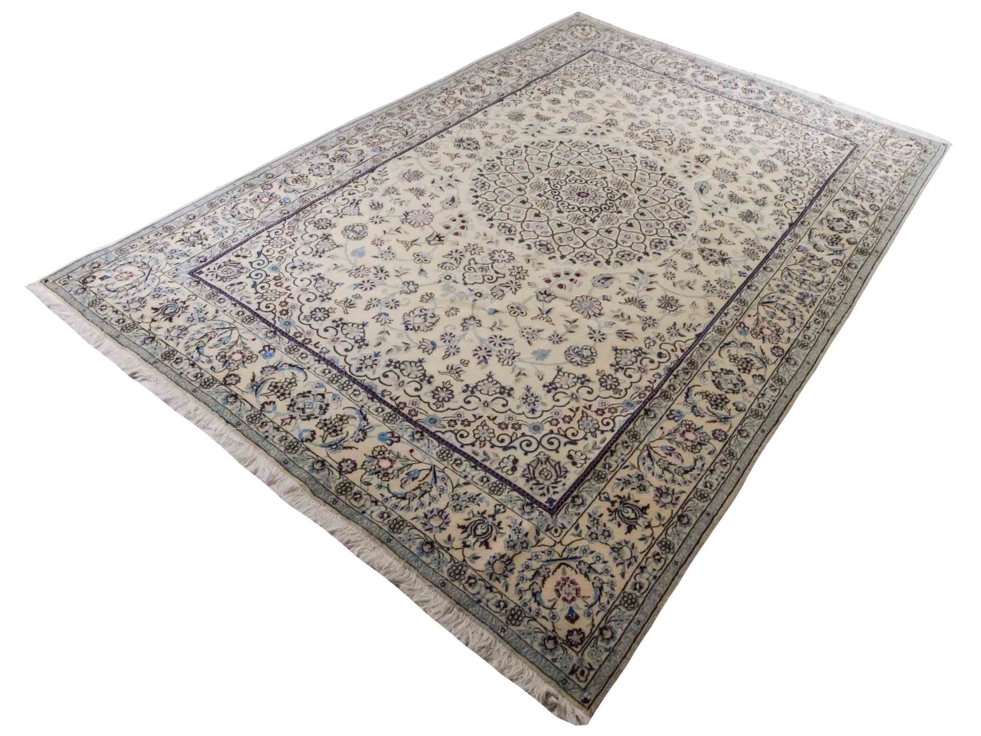 Handgeknüpfter Nain 9La Perserteppich von Khademi aus Wolle mit Seide, cremeweiß. Klassisches Medaillon-Design. Traditionell von Hand geknüpft in Iran / Persien. Größe: 308 cm x 200 cm. Teppichnummer: RB3-1082. Verkauf durch Jupiter Intl.