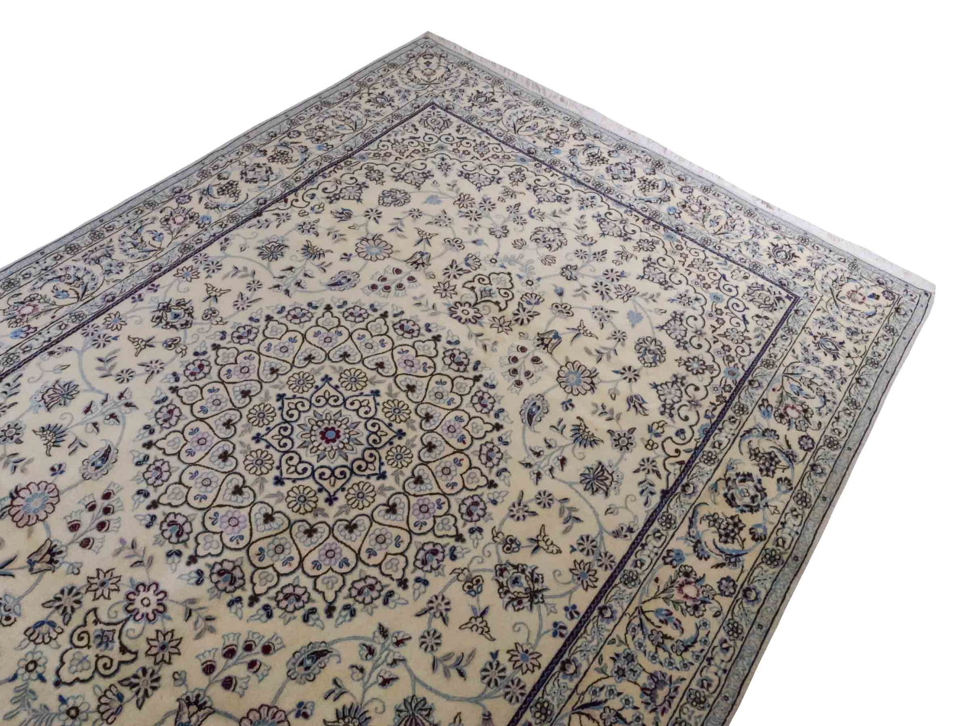 Handgeknüpfter Nain 9La Perserteppich von Khademi aus Wolle mit Seide, cremeweiß. Klassisches Medaillon-Design. Traditionell von Hand geknüpft in Iran / Persien. Größe: 308 cm x 200 cm. Teppichnummer: RB3-1082. Verkauf durch Jupiter Intl.