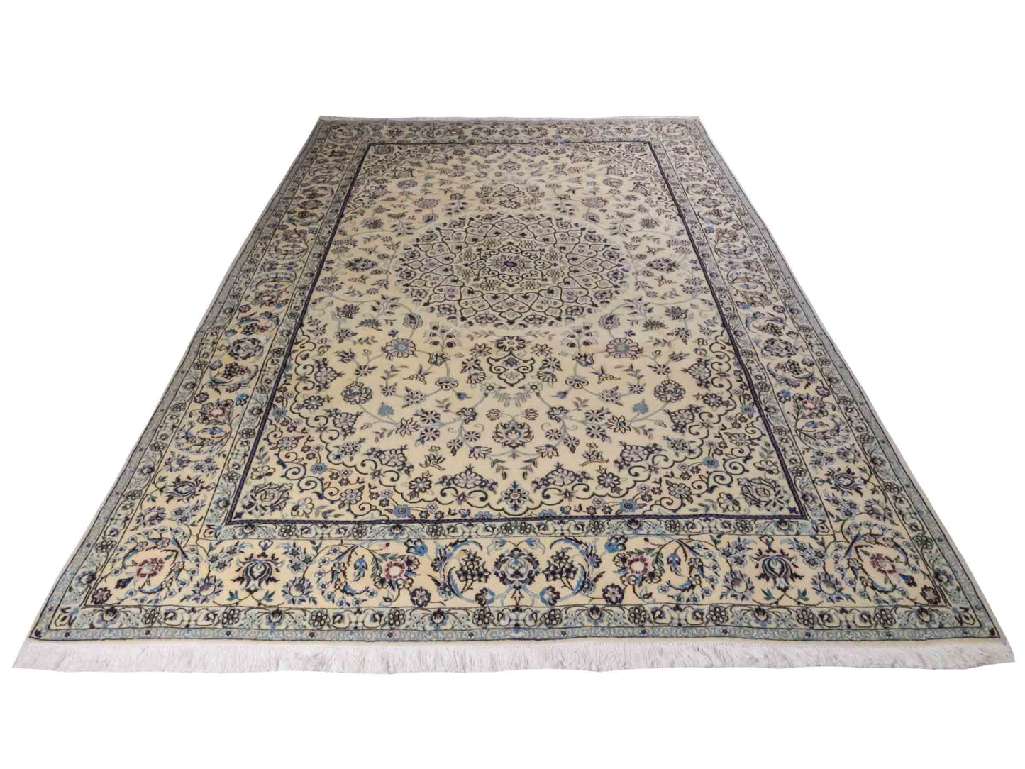 Handgeknüpfter Nain 9La Perserteppich von Khademi aus Wolle mit Seide, cremeweiß. Klassisches Medaillon-Design. Traditionell von Hand geknüpft in Iran / Persien. Größe: 308 cm x 200 cm. Teppichnummer: RB3-1082. Verkauf durch Jupiter Intl.
