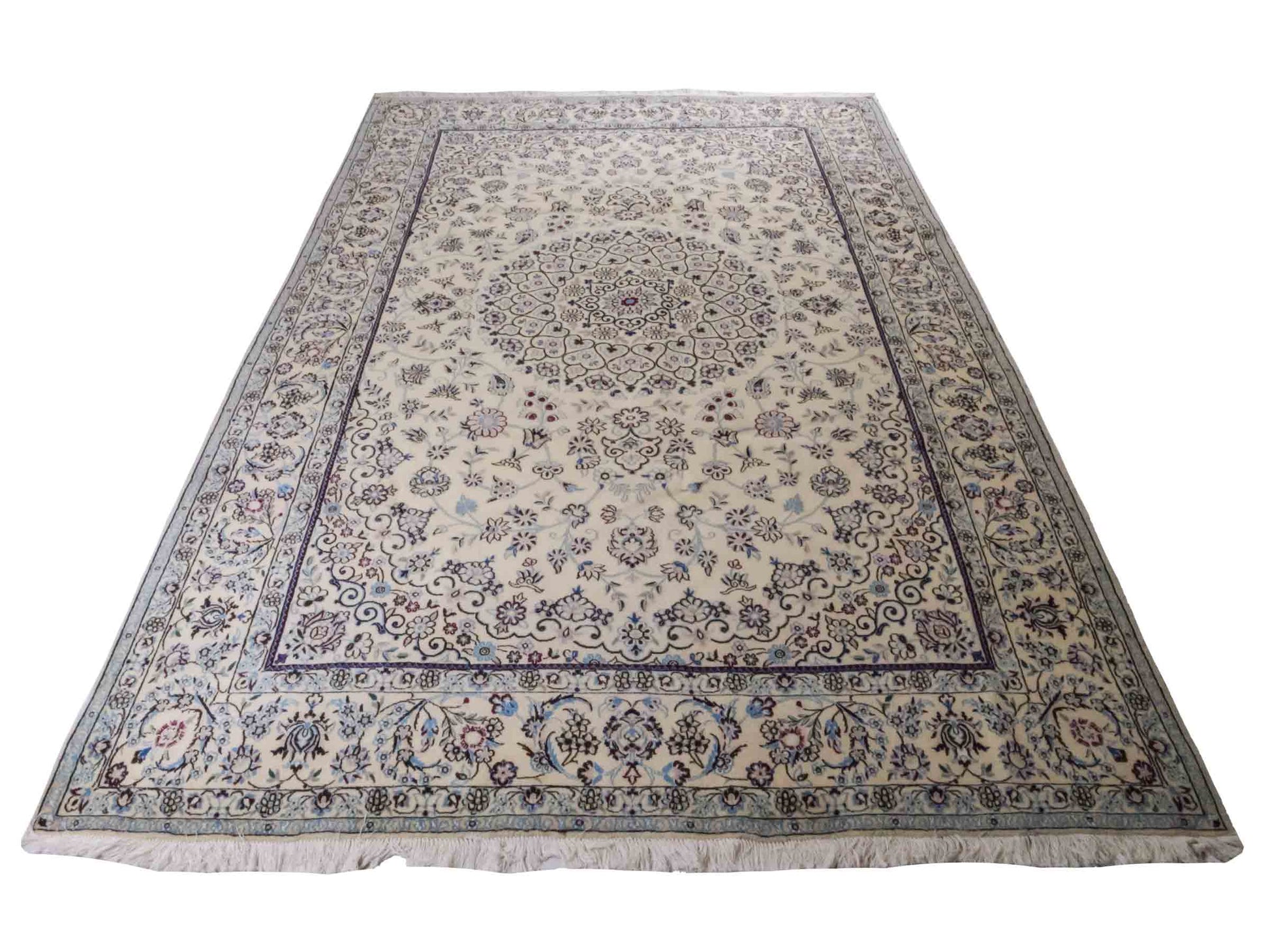 Handgeknüpfter Nain 9La Perserteppich von Khademi aus Wolle mit Seide, cremeweiß. Klassisches Medaillon-Design. Traditionell von Hand geknüpft in Iran / Persien. Größe: 308 cm x 200 cm. Teppichnummer: RB3-1082. Verkauf durch Jupiter Intl.