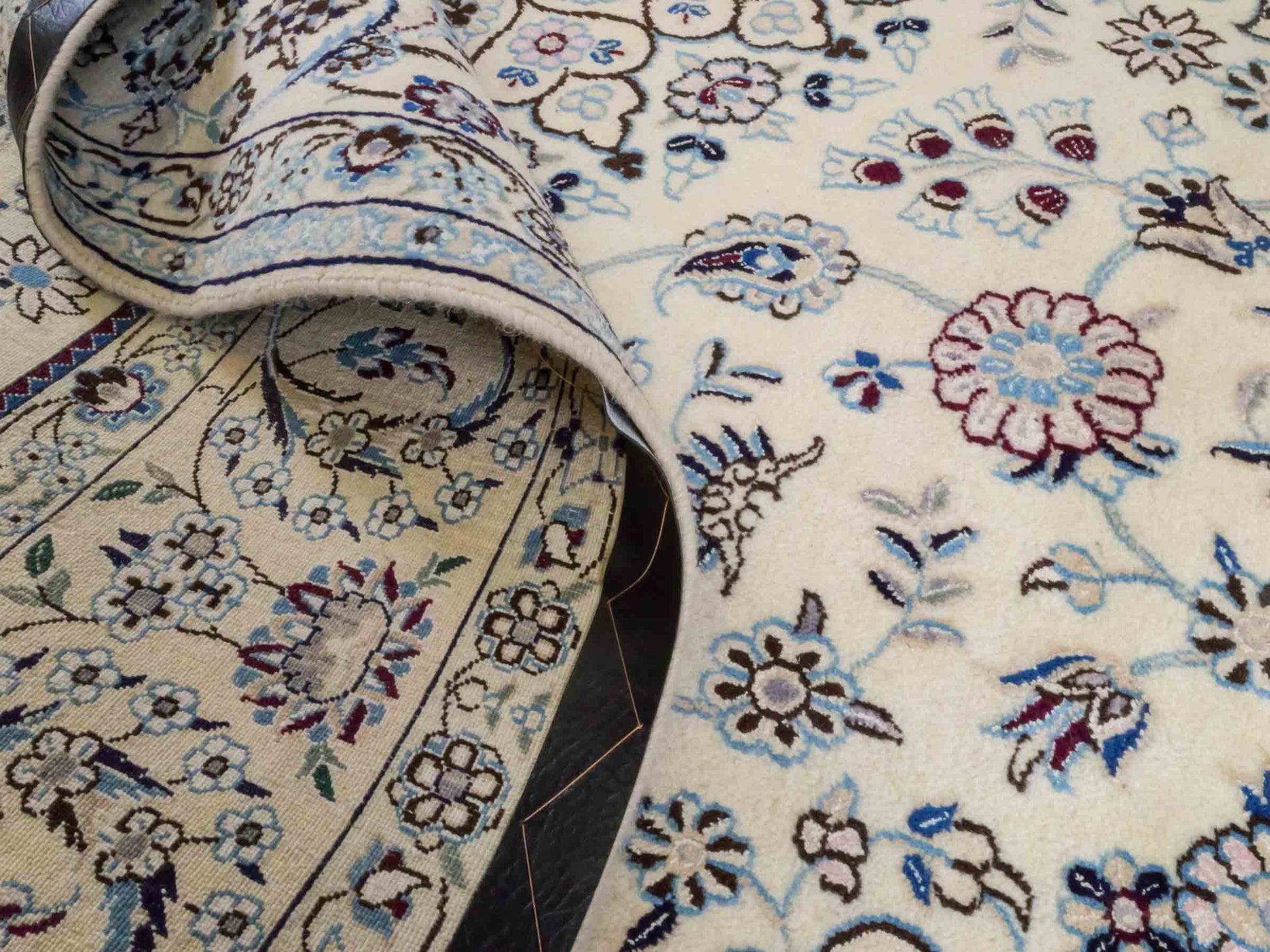 Handgeknüpfter Nain 9La Perserteppich von Khademi aus Wolle mit Seide, cremeweiß. Klassisches Medaillon-Design. Traditionell von Hand geknüpft in Iran / Persien. Größe: 308 cm x 200 cm. Teppichnummer: RB3-1082. Verkauf durch Jupiter Intl.