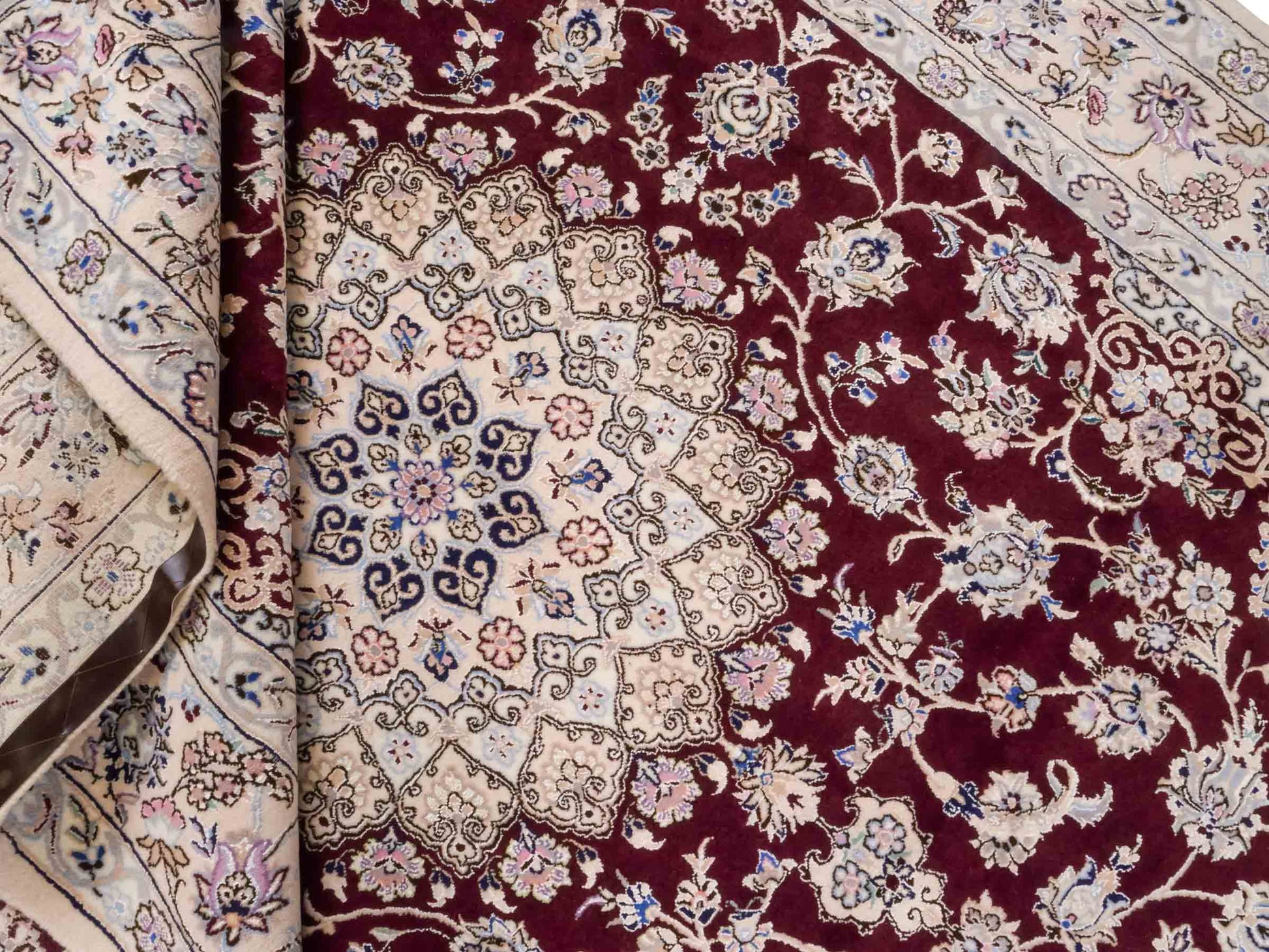 Handgeknüpfter Nain 9La Perserteppich von Khademi aus Wolle mit Seide, rot, weiß. Klassisches Medaillon-Design. Traditionell von Hand geknüpft in Iran / Persien. Größe: 316 cm x 205 cm. Teppichnummer: RB3-1093. Verkauf durch Jupiter Intl.