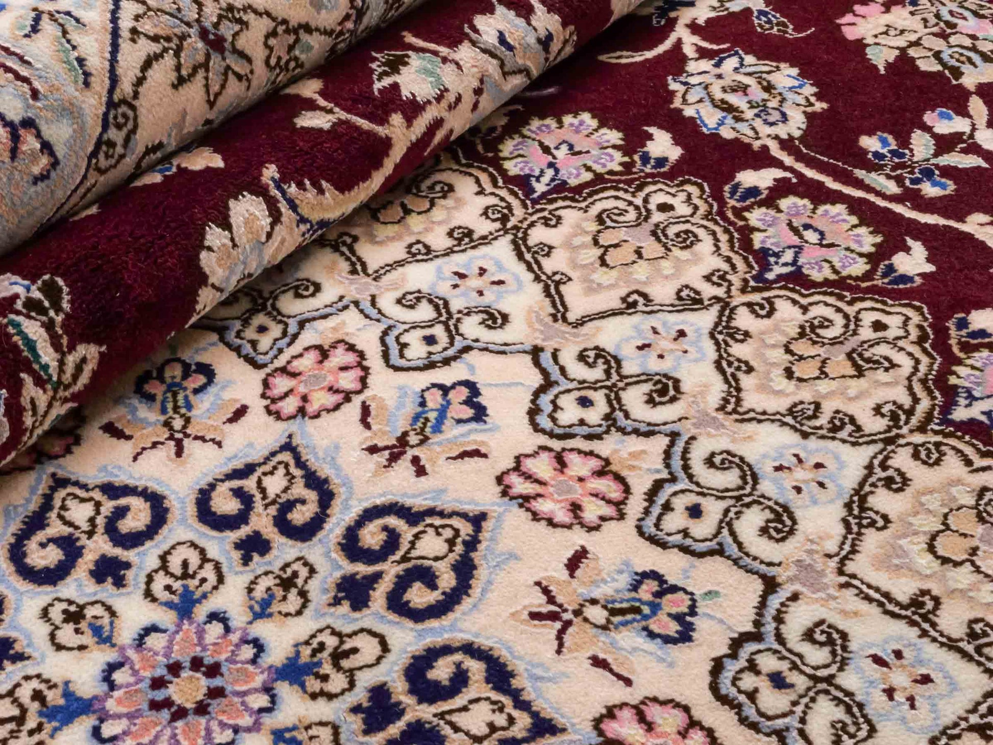 Handgeknüpfter Nain 9La Perserteppich von Khademi aus Wolle mit Seide, rot, weiß. Klassisches Medaillon-Design. Traditionell von Hand geknüpft in Iran / Persien. Größe: 316 cm x 205 cm. Teppichnummer: RB3-1093. Verkauf durch Jupiter Intl.