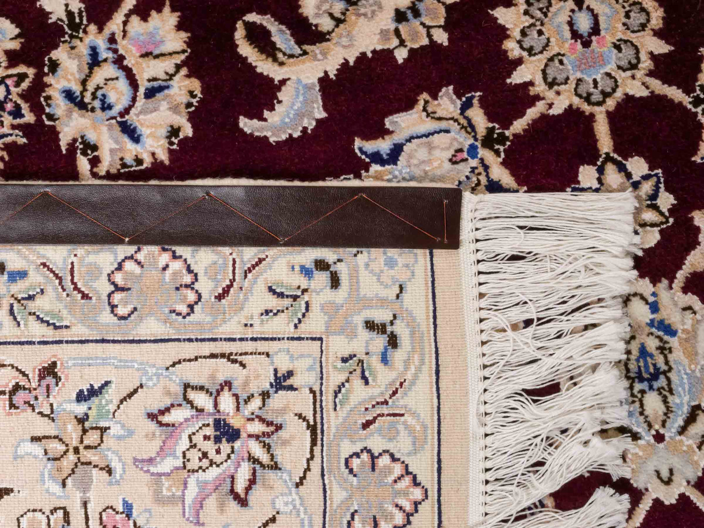 Handgeknüpfter Nain 9La Perserteppich von Khademi aus Wolle mit Seide, rot, weiß. Klassisches Medaillon-Design. Traditionell von Hand geknüpft in Iran / Persien. Größe: 316 cm x 205 cm. Teppichnummer: RB3-1093. Verkauf durch Jupiter Intl.