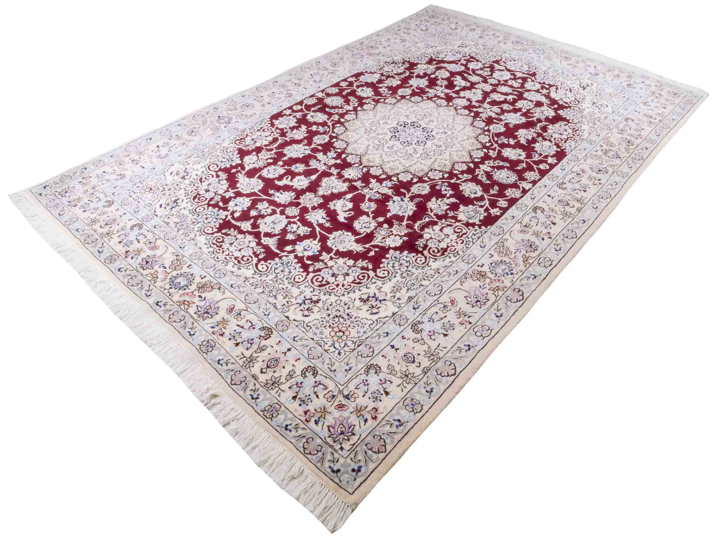 Handgeknüpfter Nain 9La Perserteppich von Khademi aus Wolle mit Seide, rot, weiß. Klassisches Medaillon-Design. Traditionell von Hand geknüpft in Iran / Persien. Größe: 316 cm x 205 cm. Teppichnummer: RB3-1093. Verkauf durch Jupiter Intl.