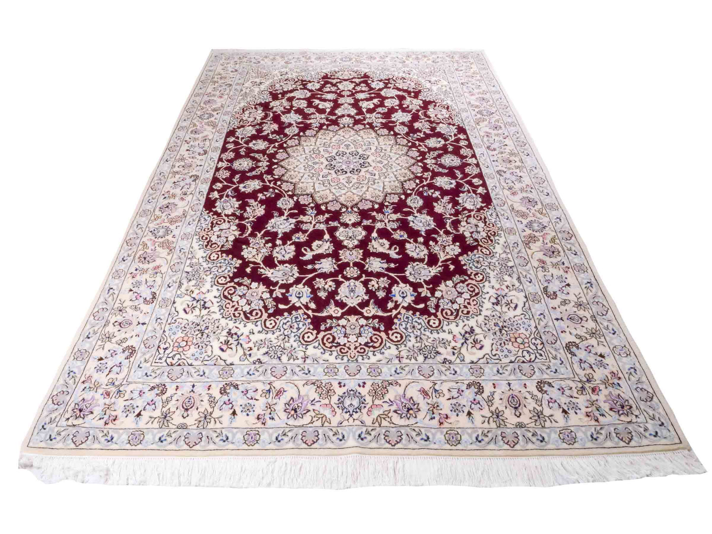 Handgeknüpfter Nain 9La Perserteppich von Khademi aus Wolle mit Seide, rot, weiß. Klassisches Medaillon-Design. Traditionell von Hand geknüpft in Iran / Persien. Größe: 316 cm x 205 cm. Teppichnummer: RB3-1093. Verkauf durch Jupiter Intl.