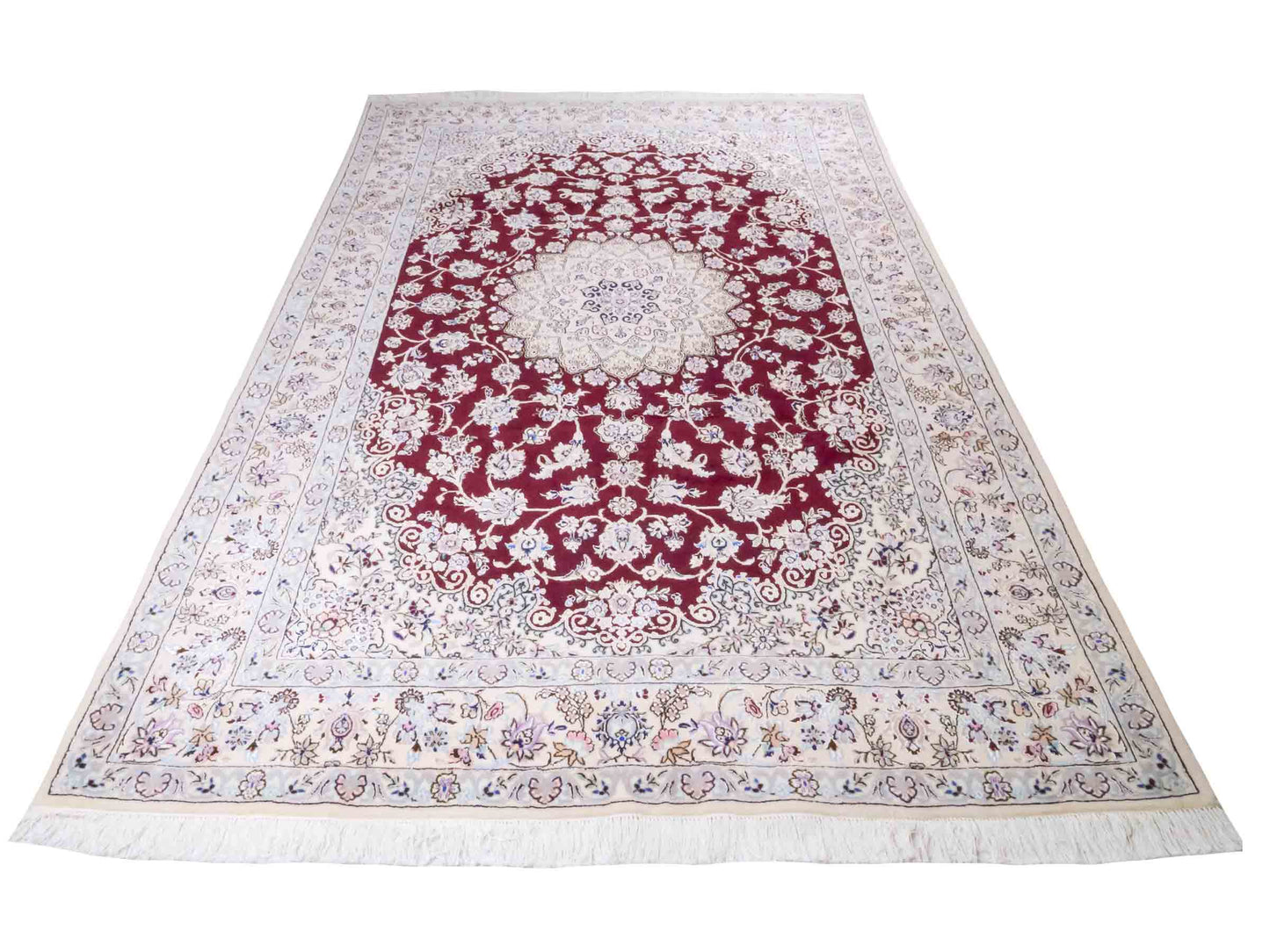 Handgeknüpfter Nain 9La Perserteppich von Khademi aus Wolle mit Seide, rot, weiß. Klassisches Medaillon-Design. Traditionell von Hand geknüpft in Iran / Persien. Größe: 316 cm x 205 cm. Teppichnummer: RB3-1093. Verkauf durch Jupiter Intl.