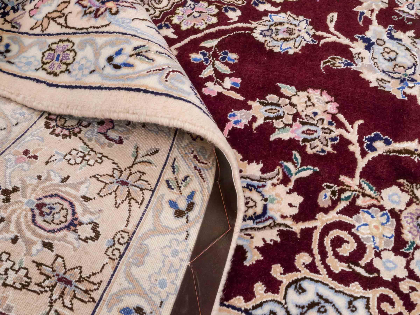 Handgeknüpfter Nain 9La Perserteppich von Khademi aus Wolle mit Seide, rot, weiß. Klassisches Medaillon-Design. Traditionell von Hand geknüpft in Iran / Persien. Größe: 316 cm x 205 cm. Teppichnummer: RB3-1093. Verkauf durch Jupiter Intl.