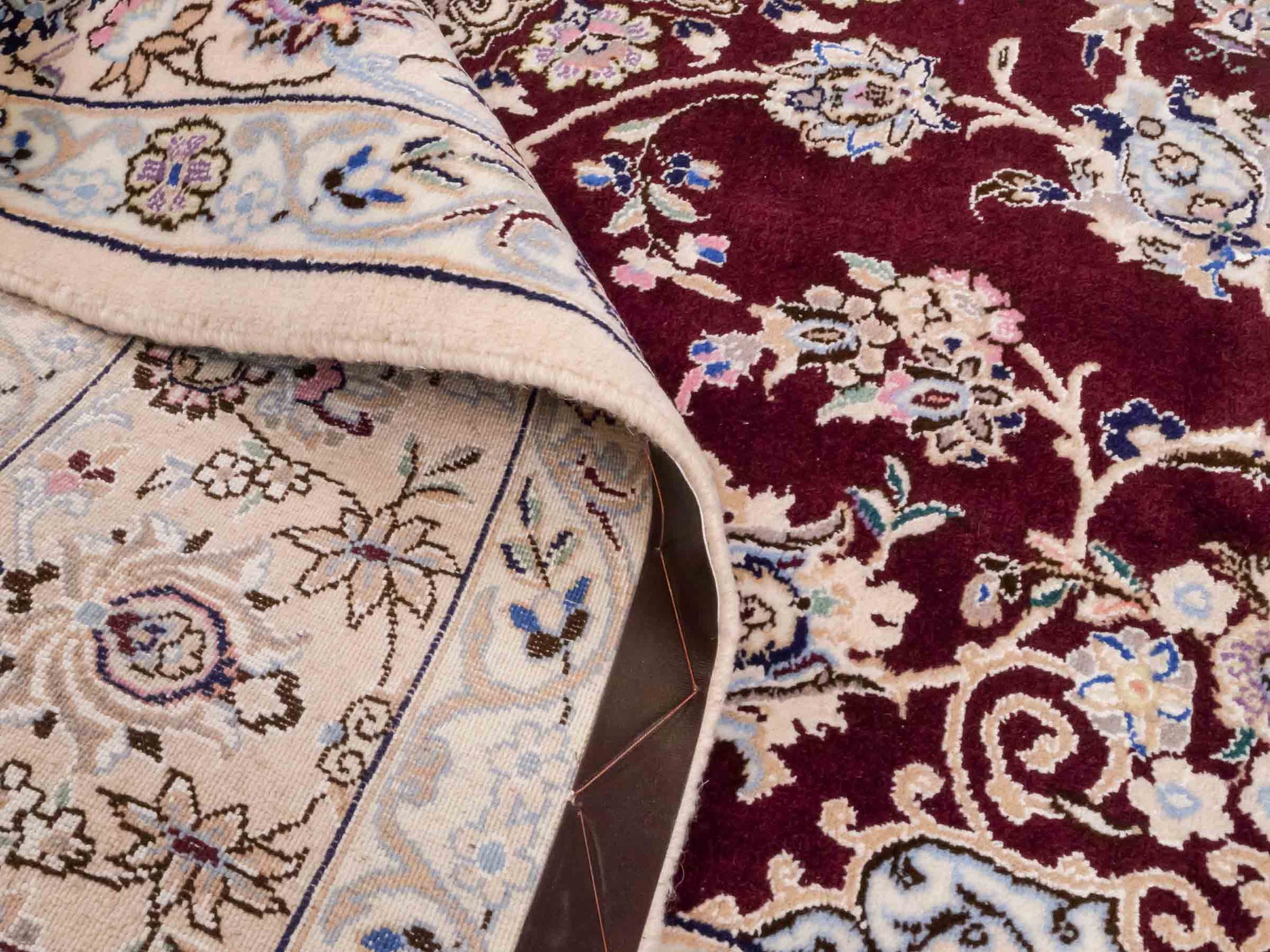 Handgeknüpfter Nain 9La Perserteppich von Khademi aus Wolle mit Seide, rot, weiß. Klassisches Medaillon-Design. Traditionell von Hand geknüpft in Iran / Persien. Größe: 316 cm x 205 cm. Teppichnummer: RB3-1093. Verkauf durch Jupiter Intl.