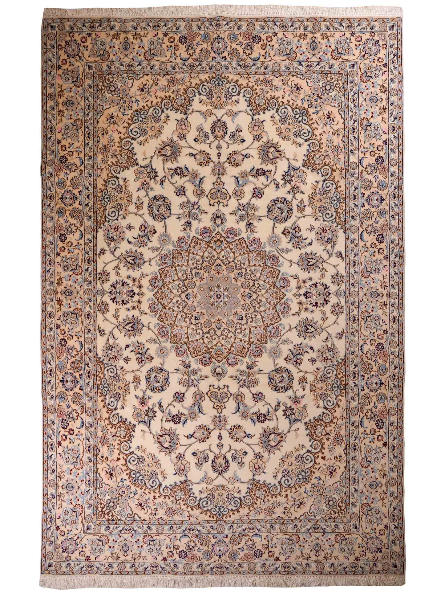 Handgeknüpfter Nain 9La Perserteppich von Khademi aus Wolle mit Seide, cremeweiß. Klassisches Medaillon-Design. Traditionell von Hand geknüpft in Iran / Persien. Größe: 319 cm x 203 cm. Teppichnummer: RB3-1085. Verkauf durch Jupiter Intl.