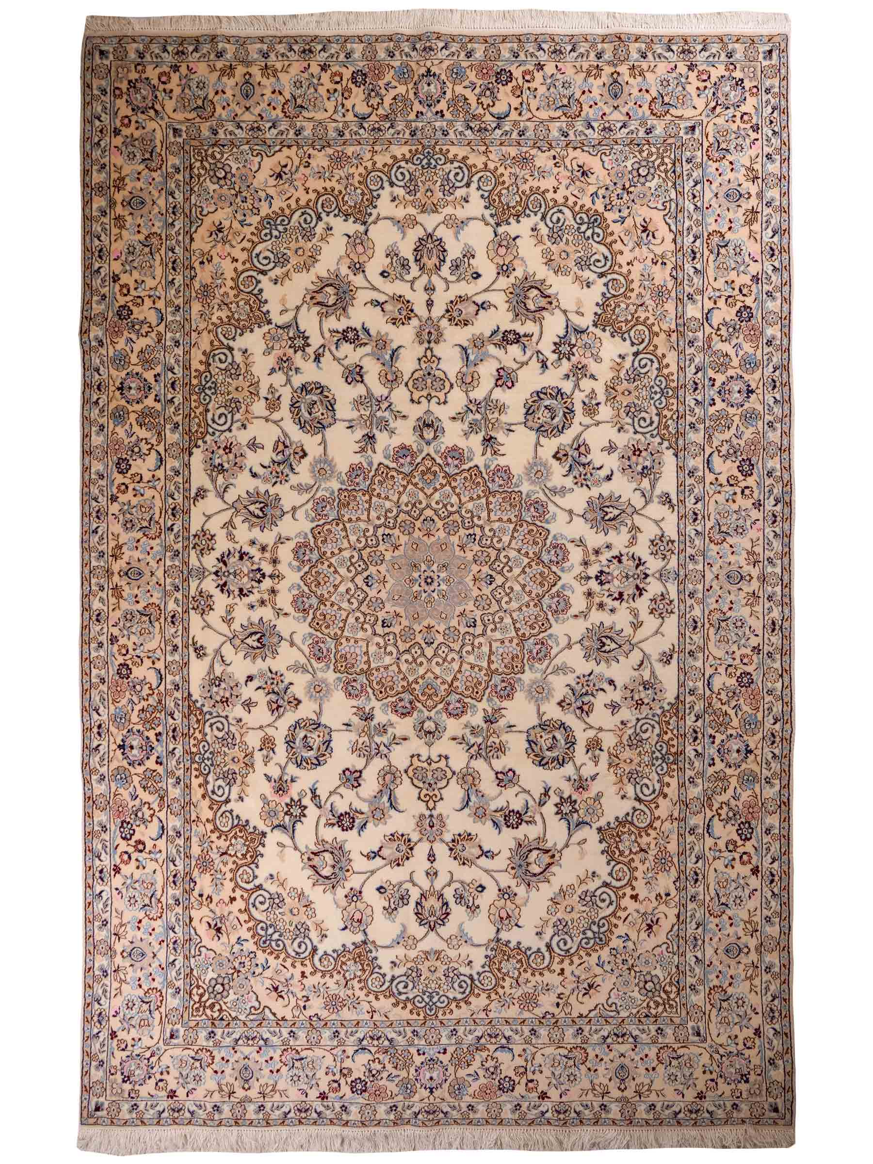 Handgeknüpfter Nain 9La Perserteppich von Khademi aus Wolle mit Seide, cremeweiß. Klassisches Medaillon-Design. Traditionell von Hand geknüpft in Iran / Persien. Größe: 319 cm x 203 cm. Teppichnummer: RB3-1085. Verkauf durch Jupiter Intl.